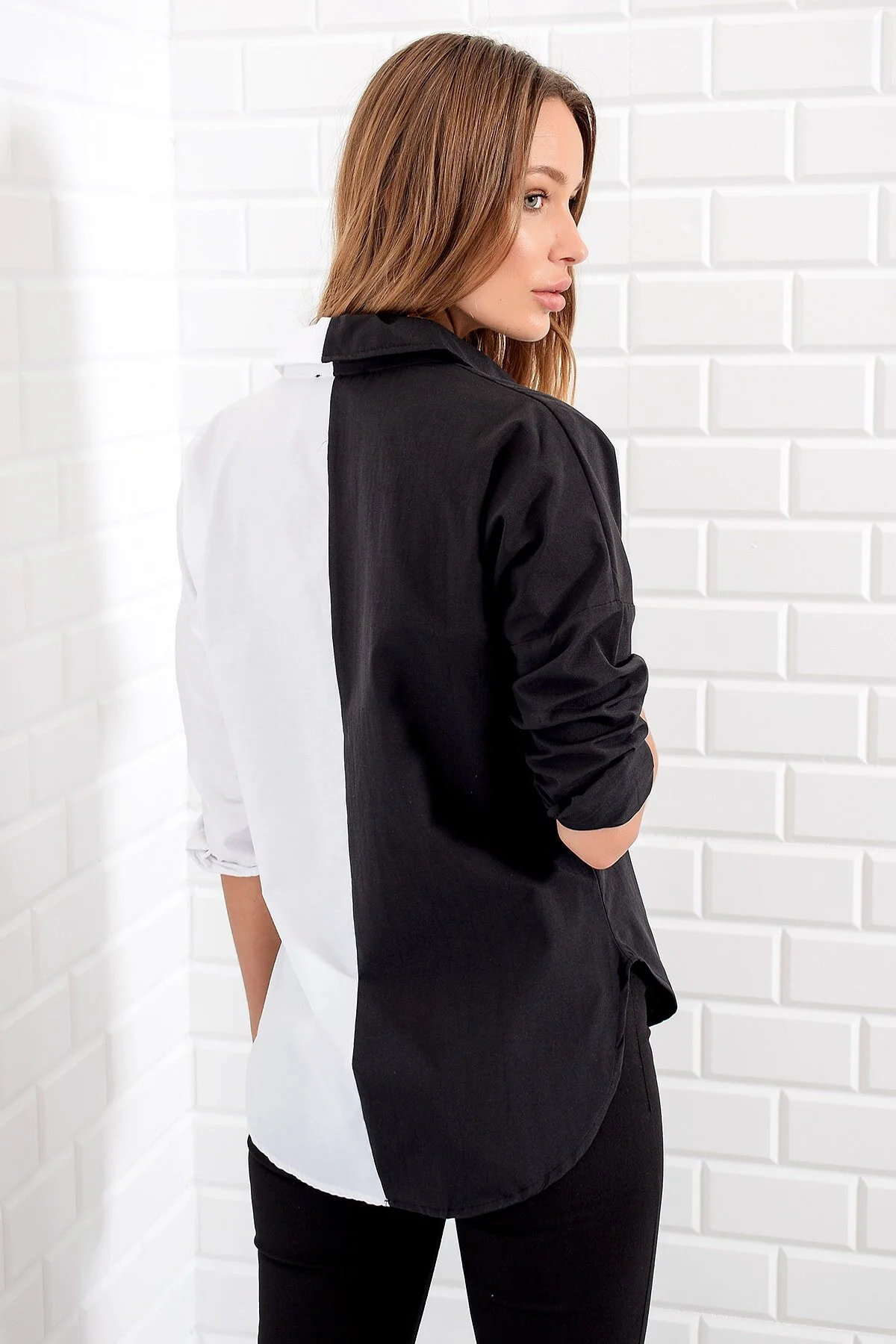 Trend Alaçatı Stili  Schwarz-weißes gewebtes Hemd mit Farbblock und Reißverschluss für Damen ALC-X5540