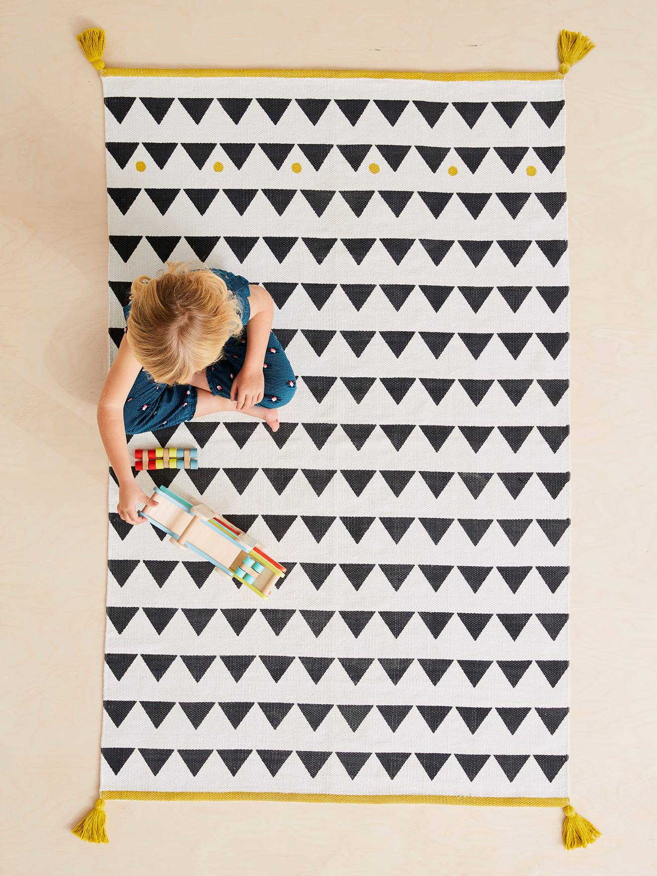 Tapis à pompons et triangles Atlas noir et blanc