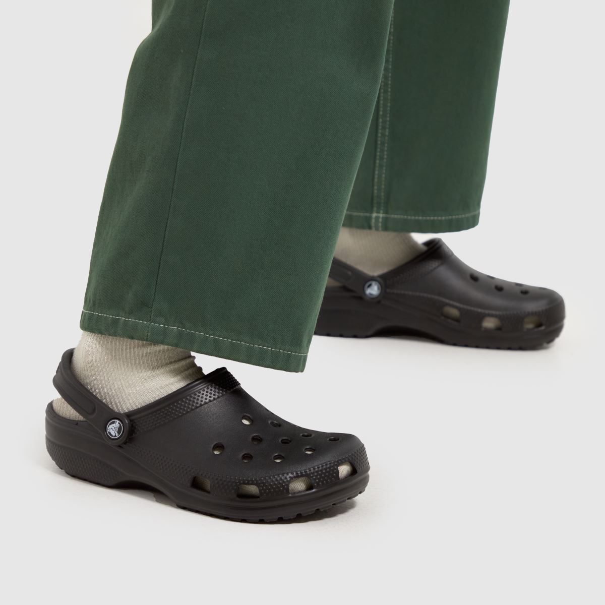 Crocs klasszikus klumpa szandálok fekete színben