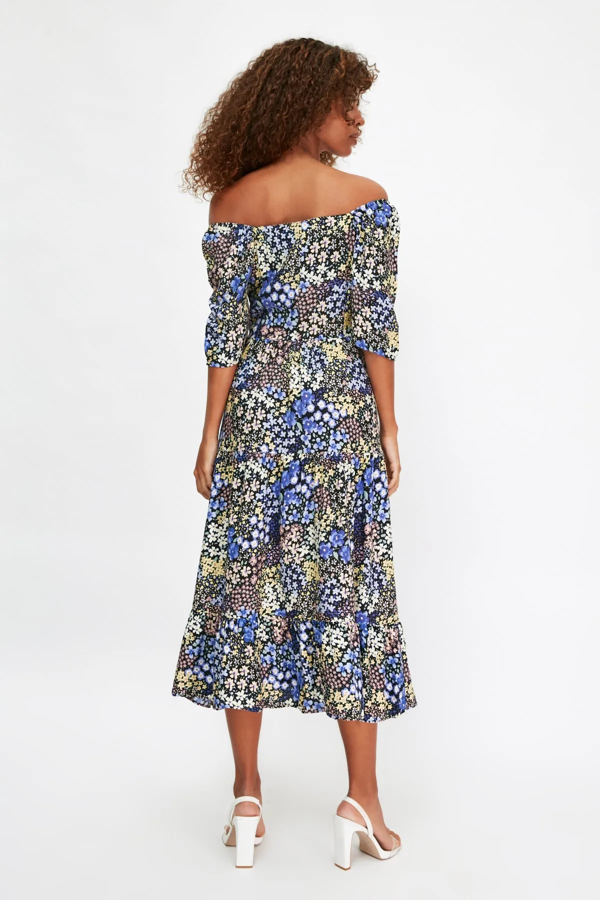 Trendyol Collection  Mehrfarbiges, gewebtes Midikleid in A-Linie mit Ballonärmeln und Blumenmuster TWOSS20EL2323