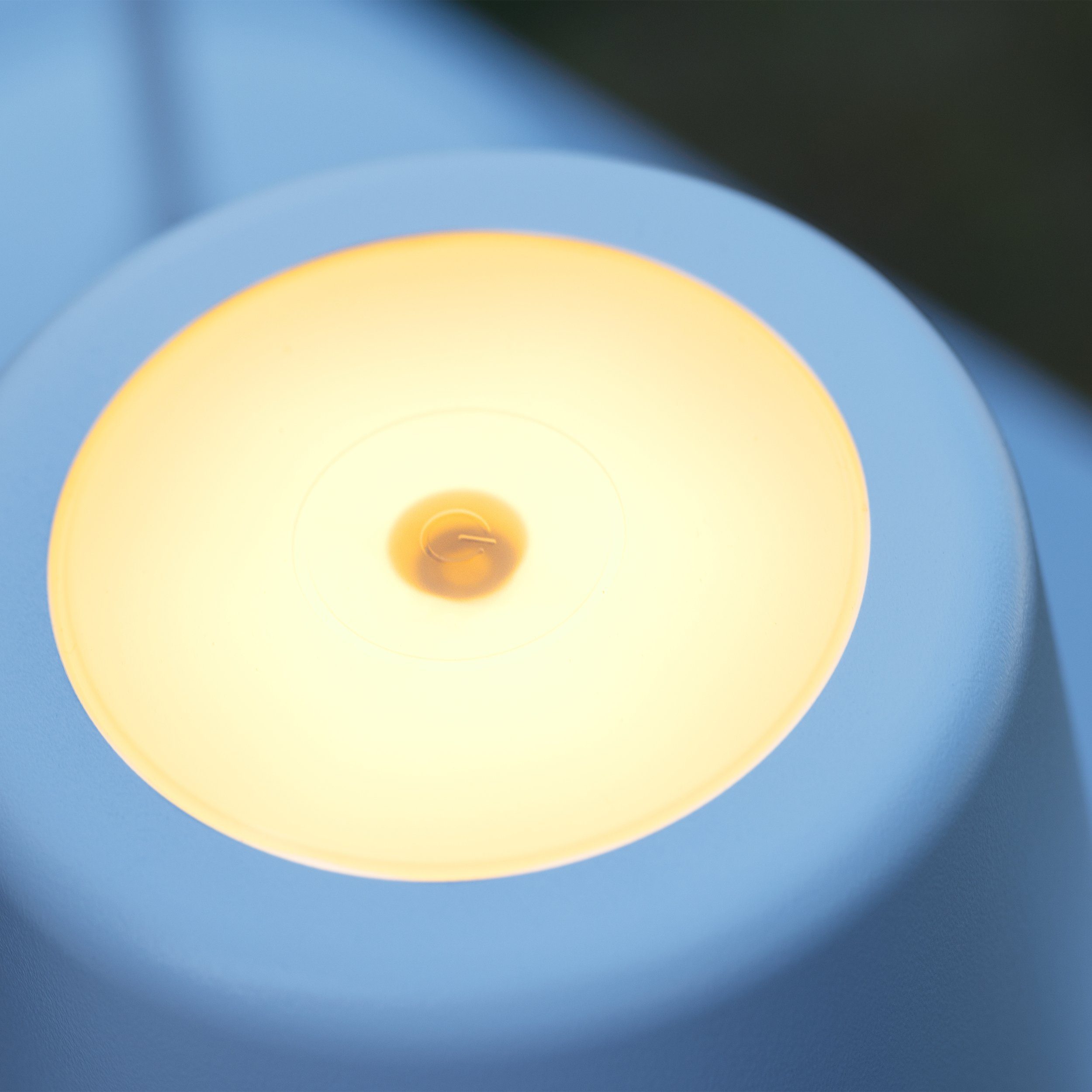 Brilliant LED Tischleuchte Kaami, Dimmfunktion, LED fest integriert, Warmweiß, Portable LED Außen Tischlampe, 37 cm, 310lm, Touchdimmer, USB, weiß