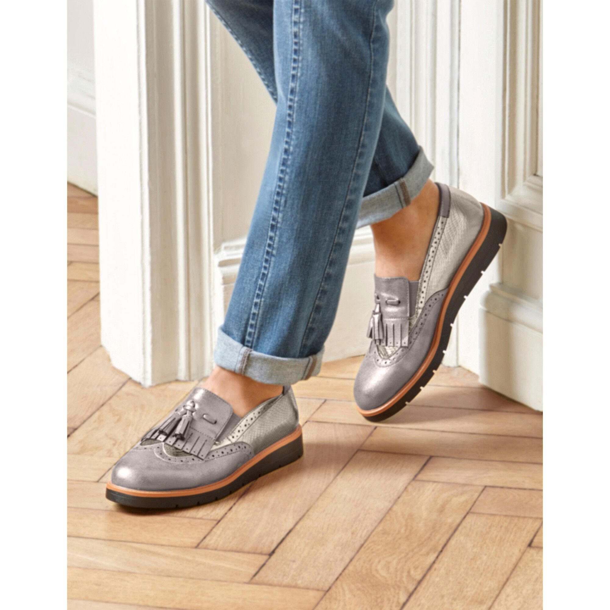 Mocassins compensés à franges et pompons