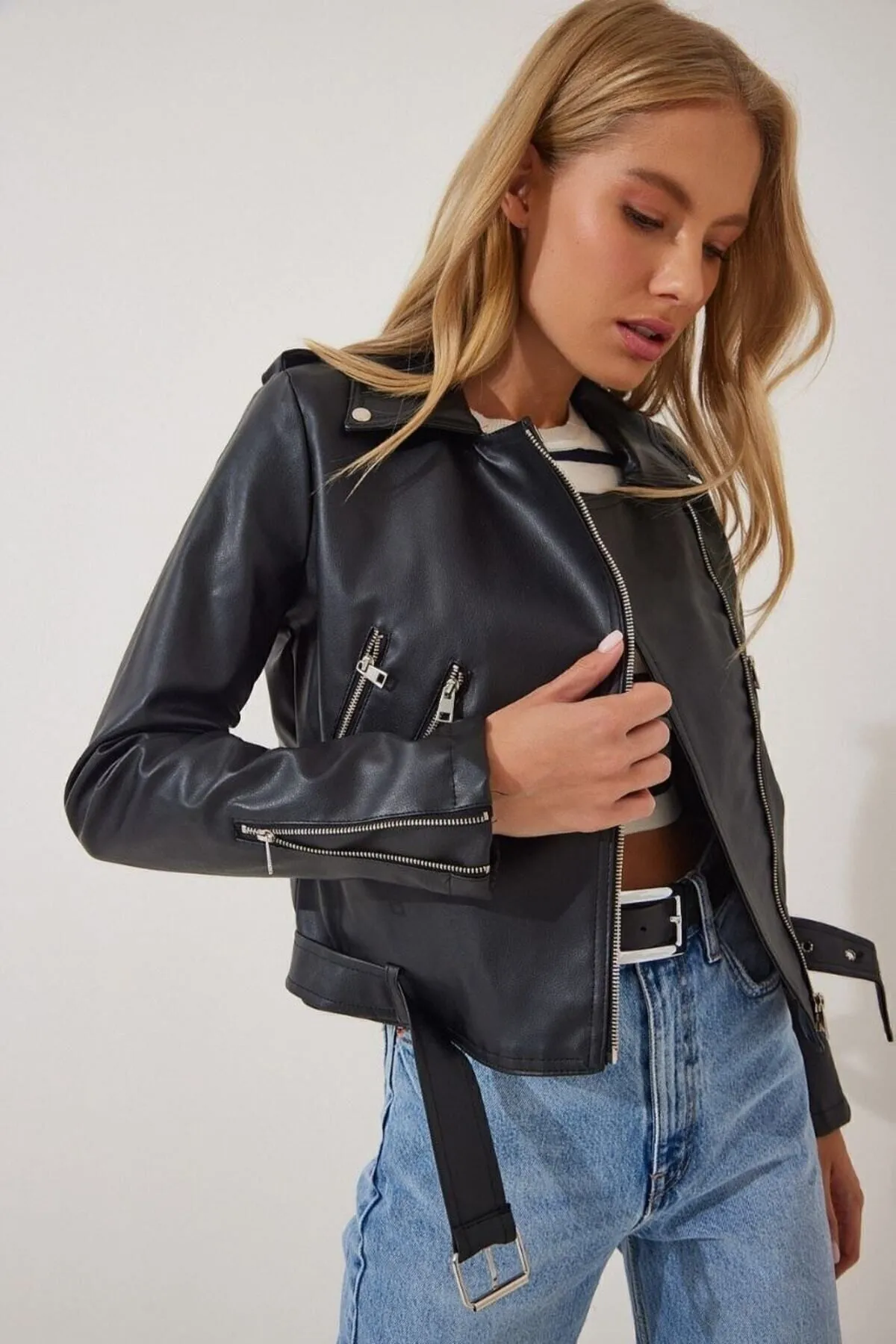 Crep Tekstil  Schwarze Lederjacke für Damen mit Gürtel