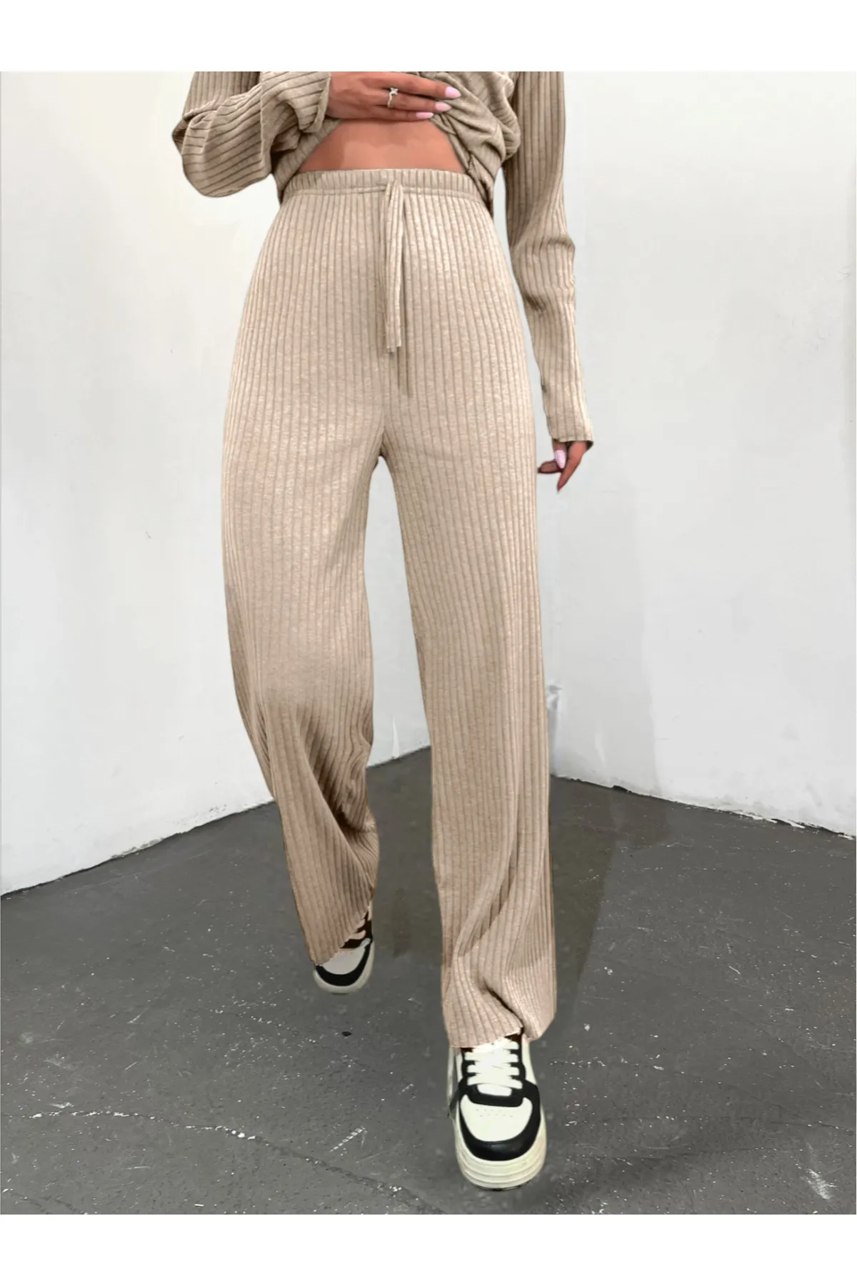 Modamorfo  Lockere, gerippte Hose mit Spitzendetail