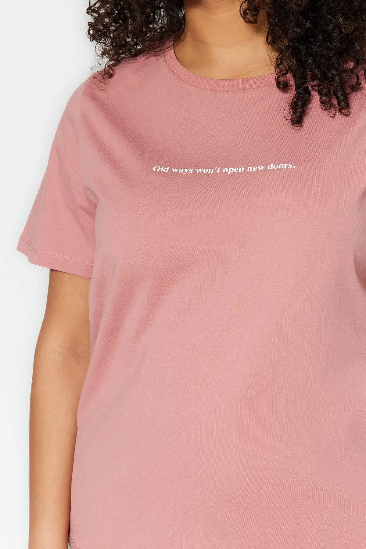 Trendyol Curve  Dried Rose bedrucktes Strick-T-Shirt mit Rundhalsausschnitt TBBSS23BF00034