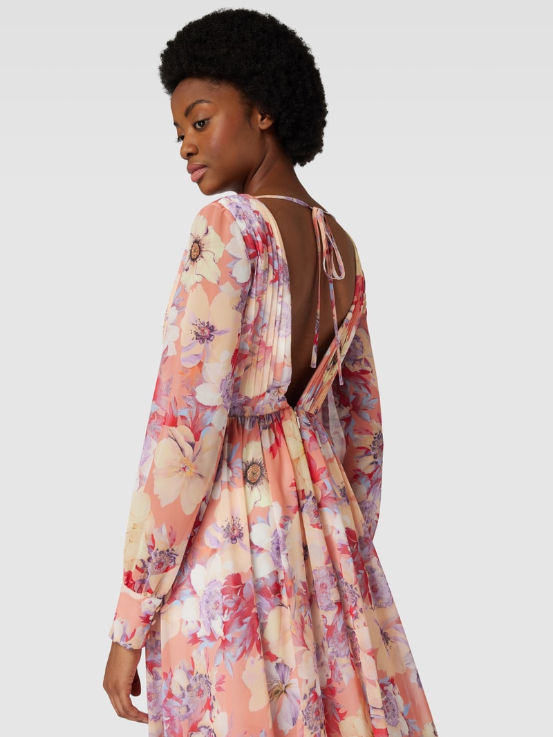 Abendkleid mit floralem Muster in apricot