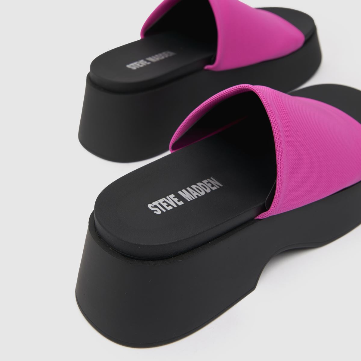 Steve Madden sandali iz obdobja throwback v roza barvi
