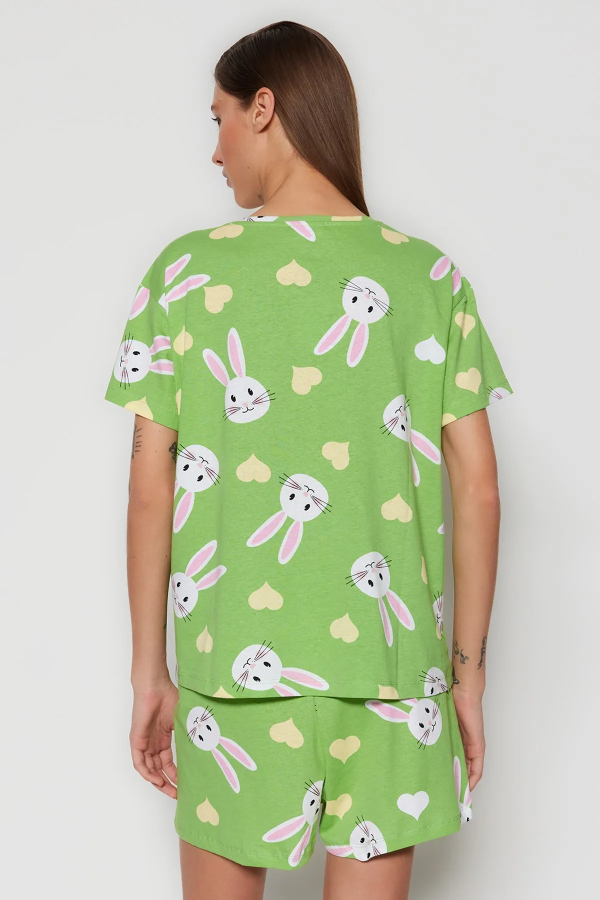 Trendyol Collection  Grünes Strickpyjama-Set mit T-Shirt und Shorts aus 100 % Baumwolle mit Herz-Hasen-Muster THMSS23PT00005