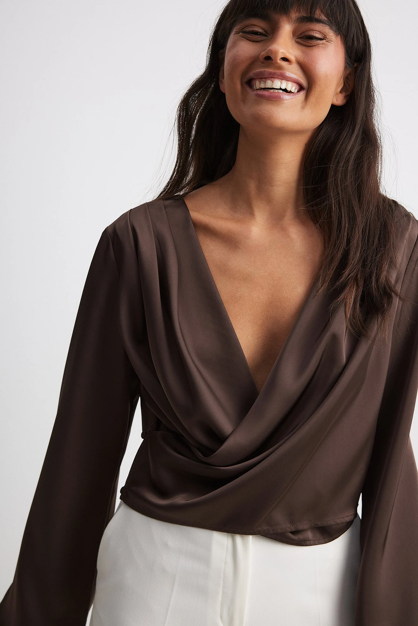 Asymmetrisches, überlappendes Satin-Oberteil mit langen Ärmeln
