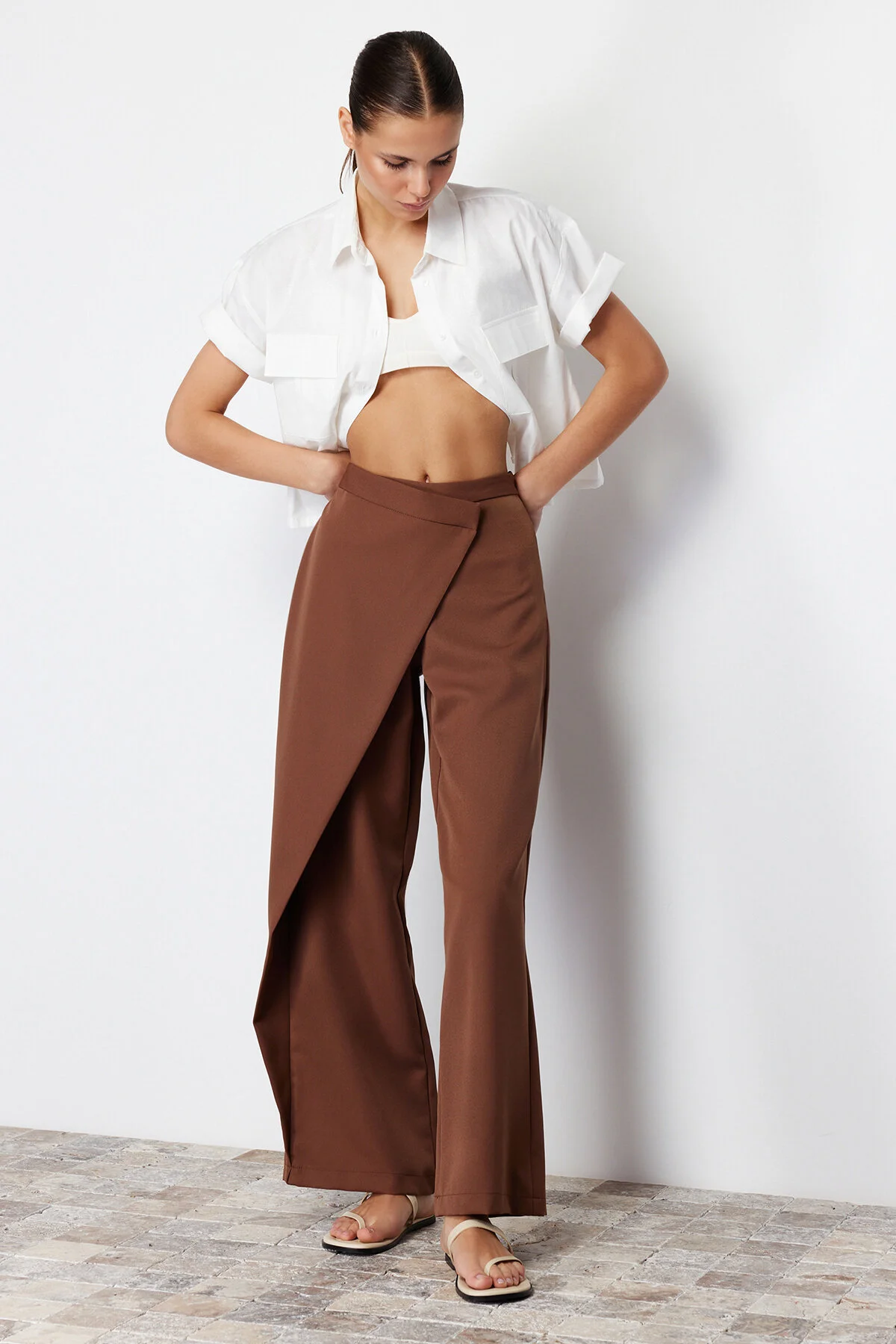 Trendyol Collection  Braune Webhose mit weitem Bein und Kreuzverschluss-Detail TWOSS24PL00092