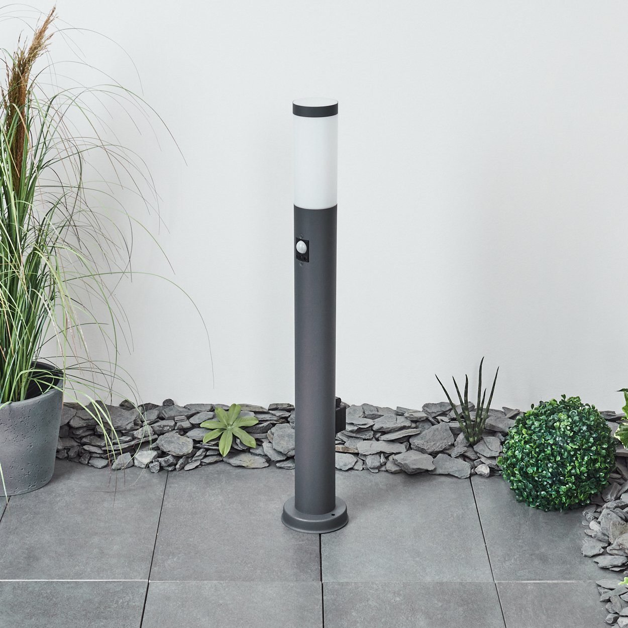 hofstein Pollerleuchte Gnocchetta moderne Sockelleuchte, mit Bewegungsmelder u. Steckdose, ohne Leuchtmittel, Metall in Anthrazit, Gartenlampe, E27, Gartenbeleuchtung IP44