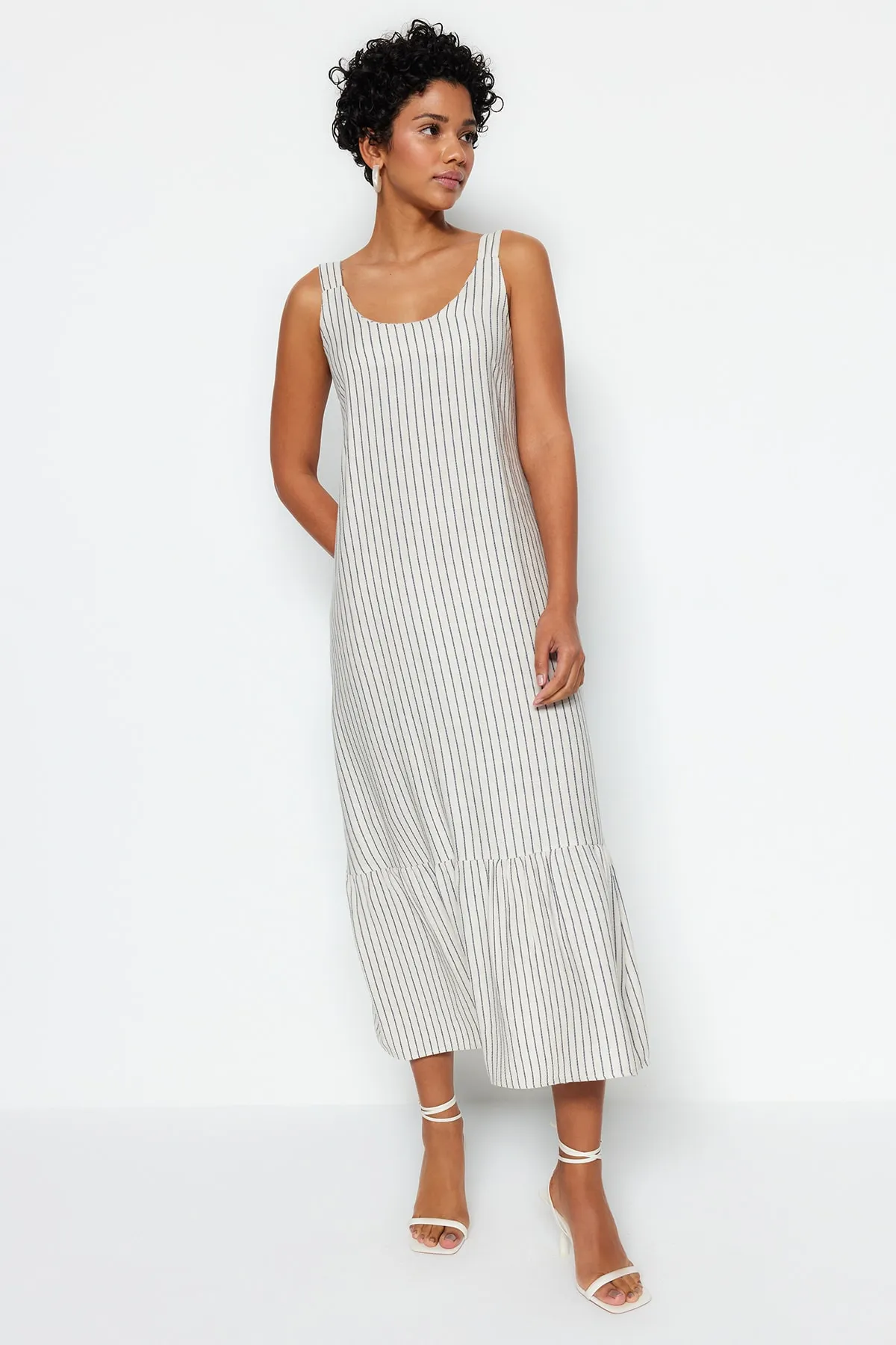 Trendyol Collection  Ecru gestreiftes, bequem geschnittenes Webkleid TWOSS23EL02346
