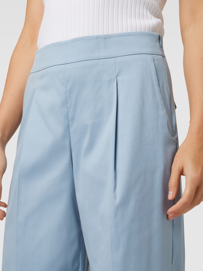 Hose mit Bundfalten in bleu