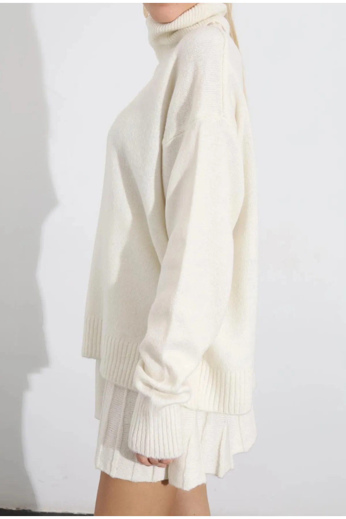 Laluvia  Knochenfarbenes Strickset mit Faltenrock und Halsausschnitt, Sweatshirt