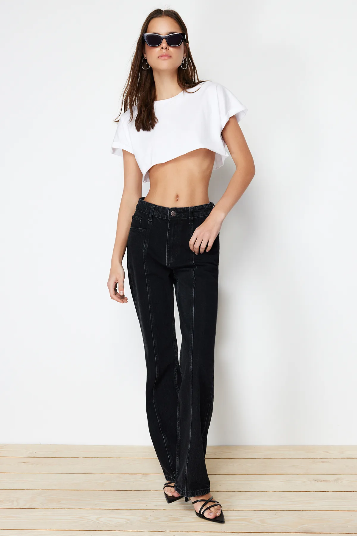 Trendyol Collection  Schwarze, nachhaltigere Nähte, detailliertes, weites Bein mit hoher Taille TWOSS24JE00154