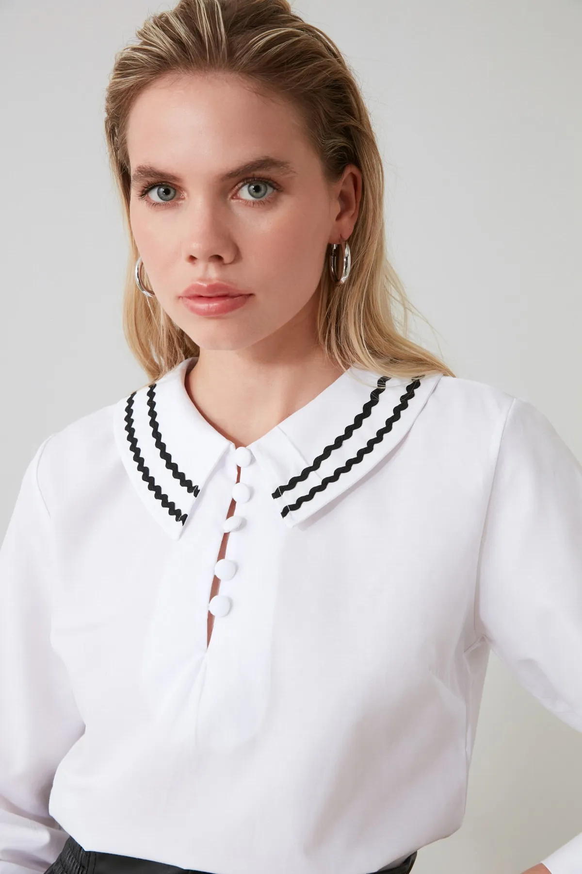Trendyol Collection  Weiße, detaillierte Webbluse mit Kragen TWOSS20BZ0036