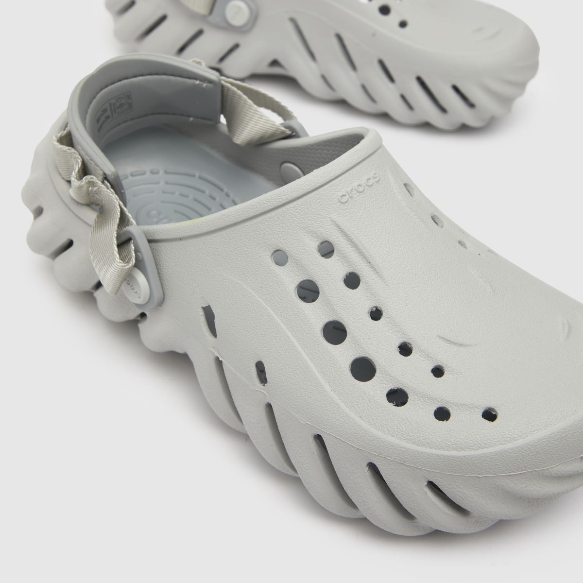 Crocs Echo klumpa szandál világosszürke színben
