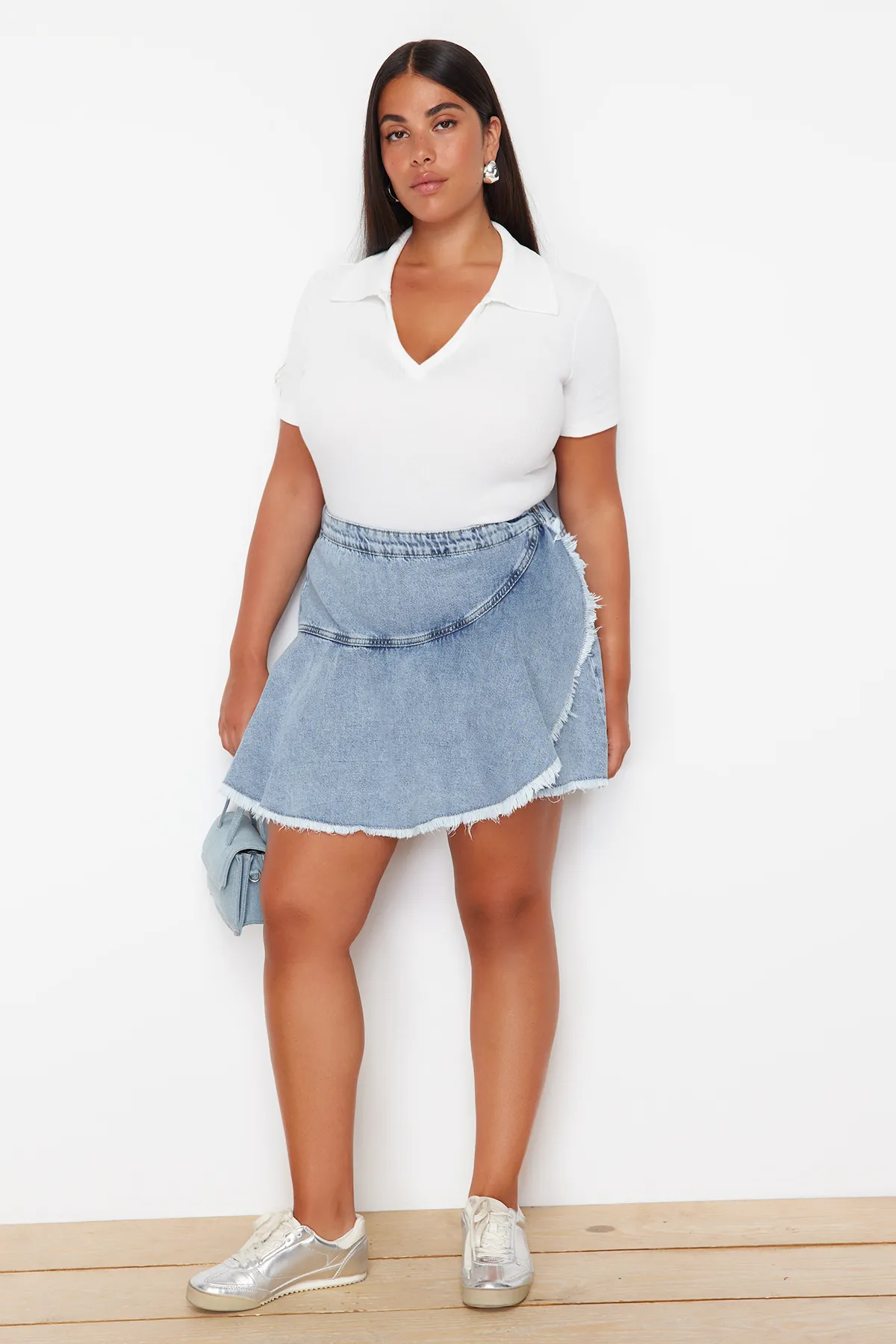 Trendyol Curve  Hellblauer Mini-Jeansshortsrock mit Schwungrad-Detail TBBSS24AP00027