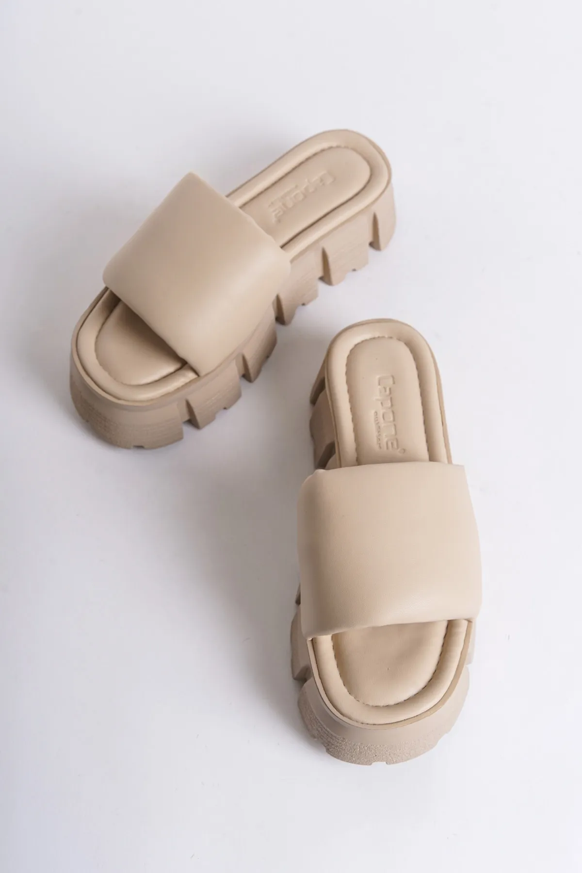 Capone Outfitters  Tello Damen-Hausschuhe mit Keilabsatz und einem Riemen