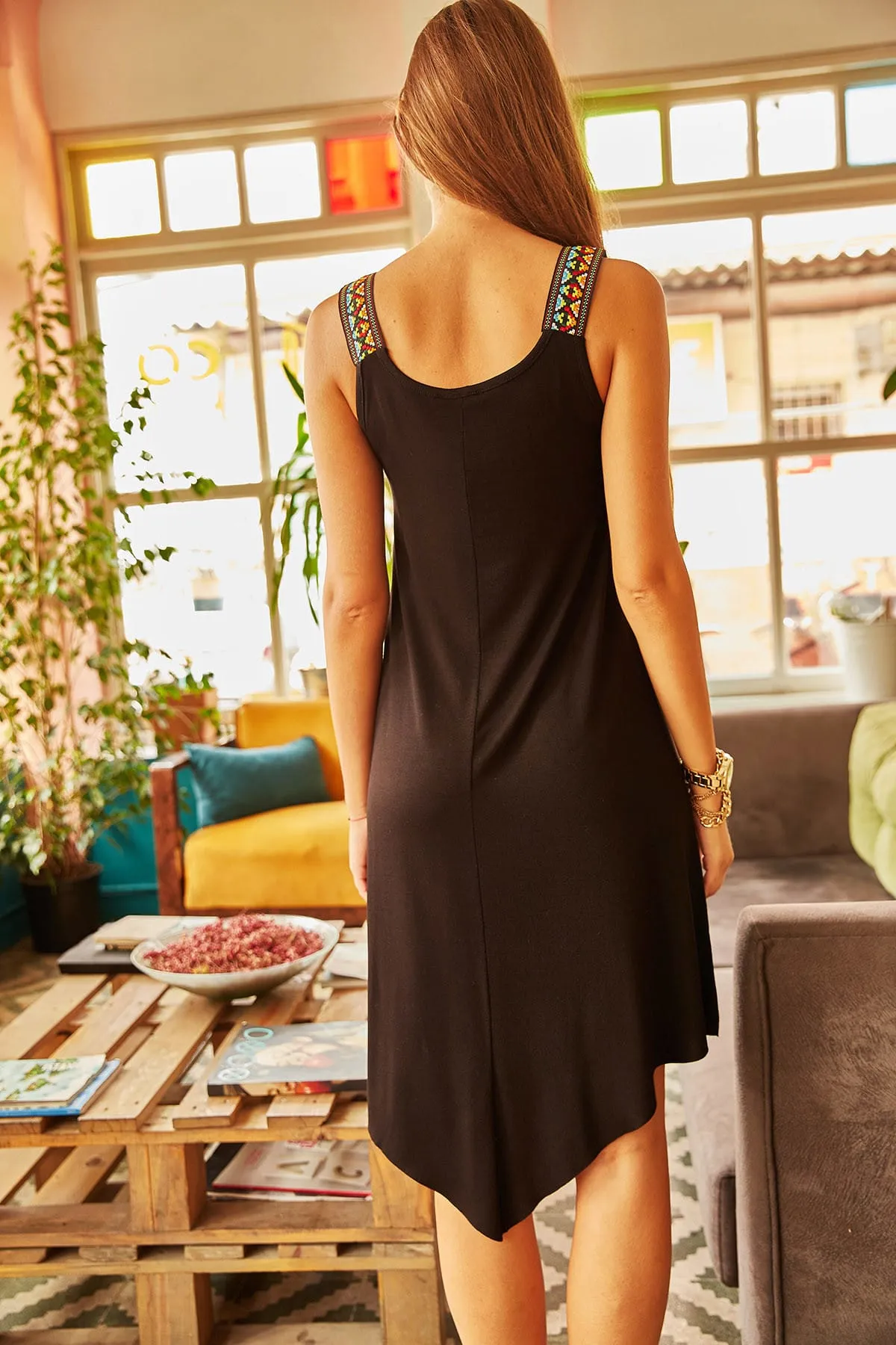 Olalook  Schwarzes asymmetrisches Ethno-Trägerkleid für Damen ELB-19000612