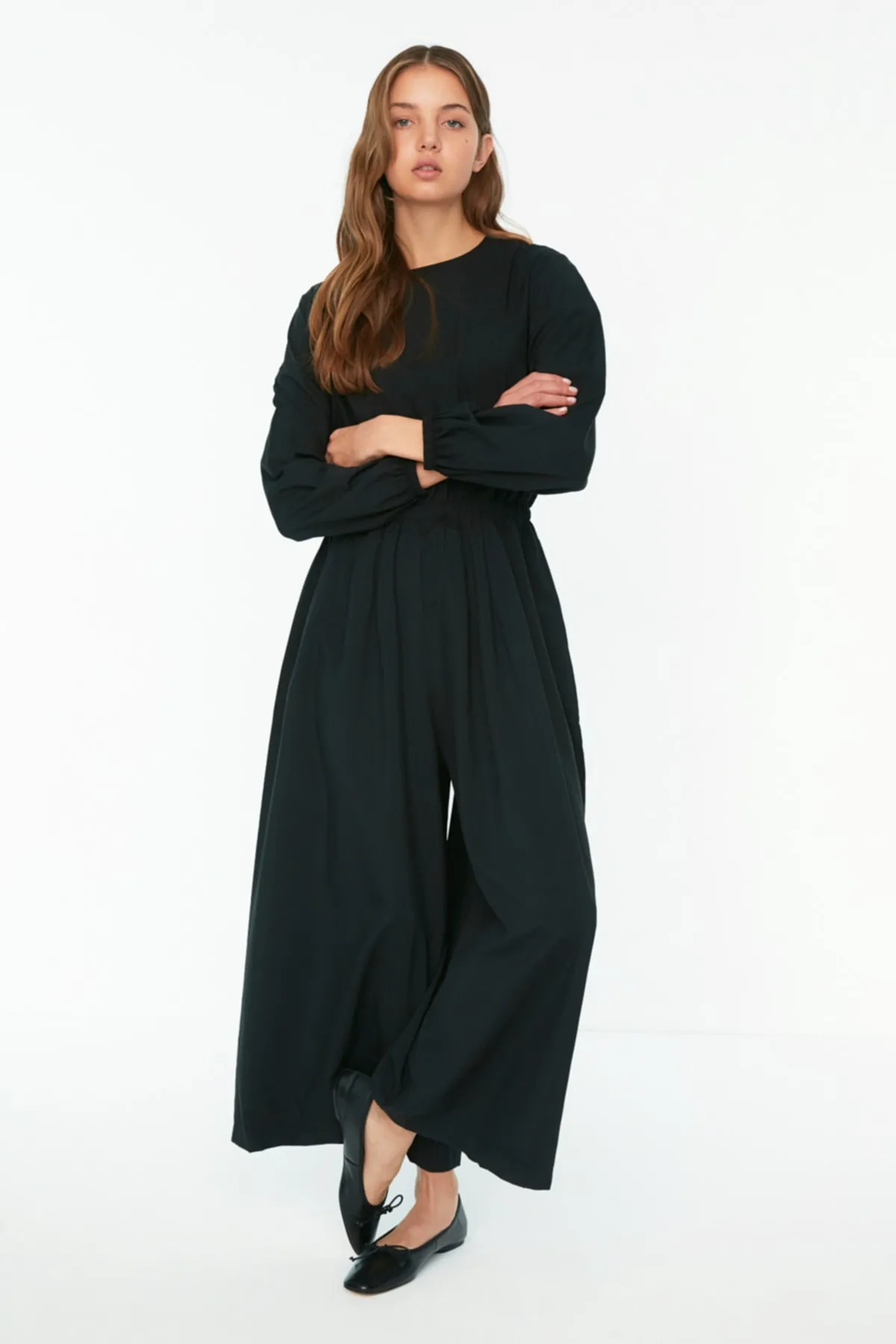 Trendyol Modest  Schwarzer, gewebter Overall mit elastischem Bund und weitem Bein TCTSS22TL0003