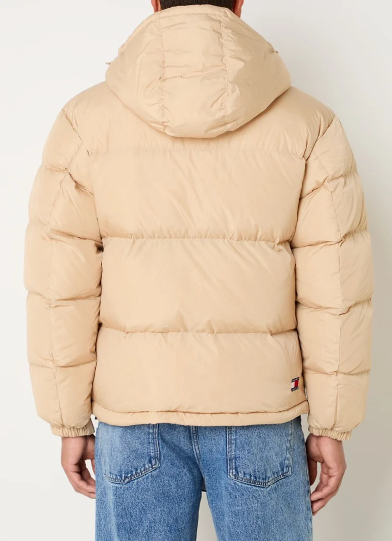 Jaqueta Tommy Hilfiger Puffer com enchimento de plumas e capuz removível.