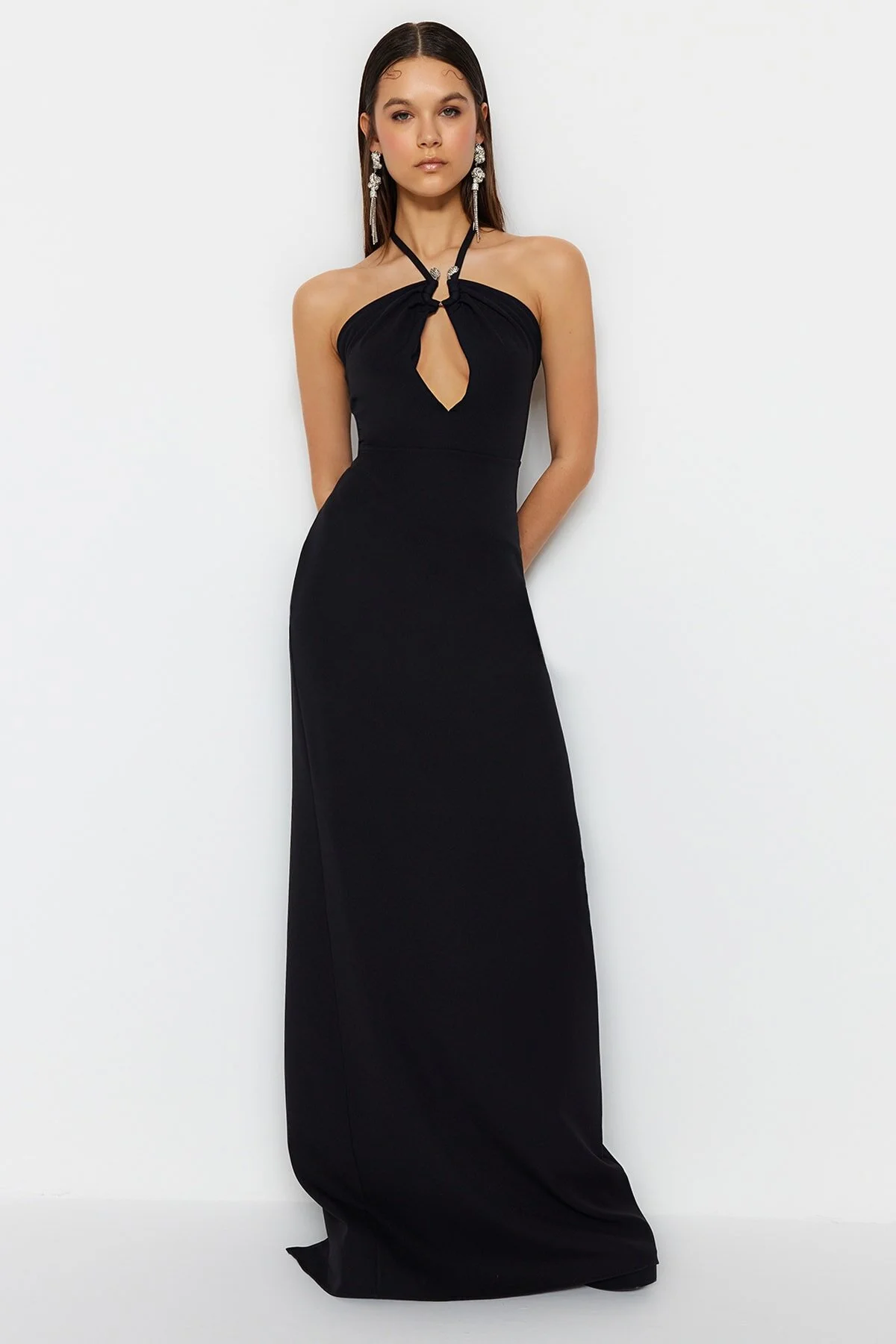 Trendyol Collection  Schwarzes langes Abendkleid mit Accessoire-Details TPRSS23AE00183