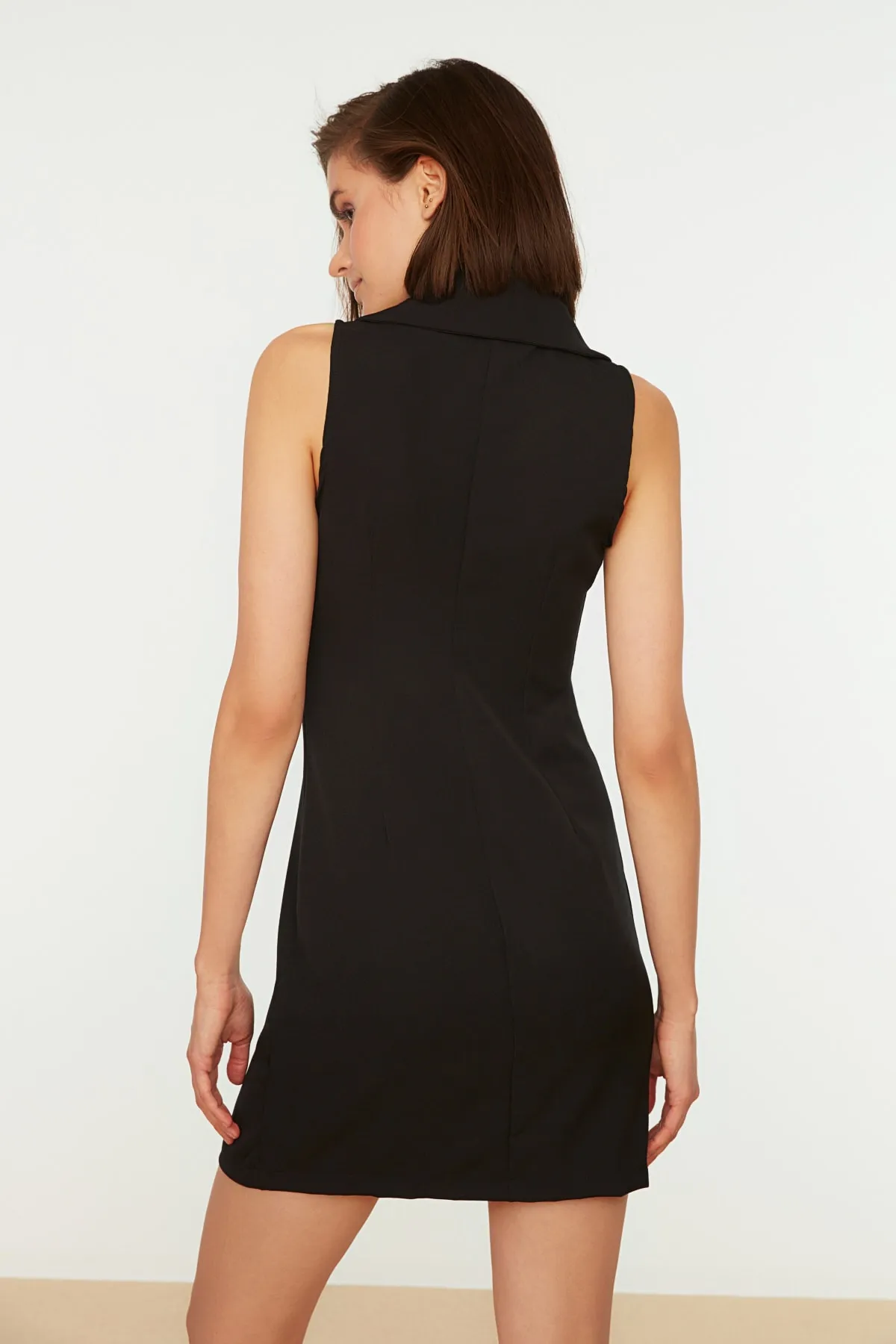Trendyol Collection  Schwarzes ärmelloses gewebtes Mini-Jackenkleid TWOSS19AP0280