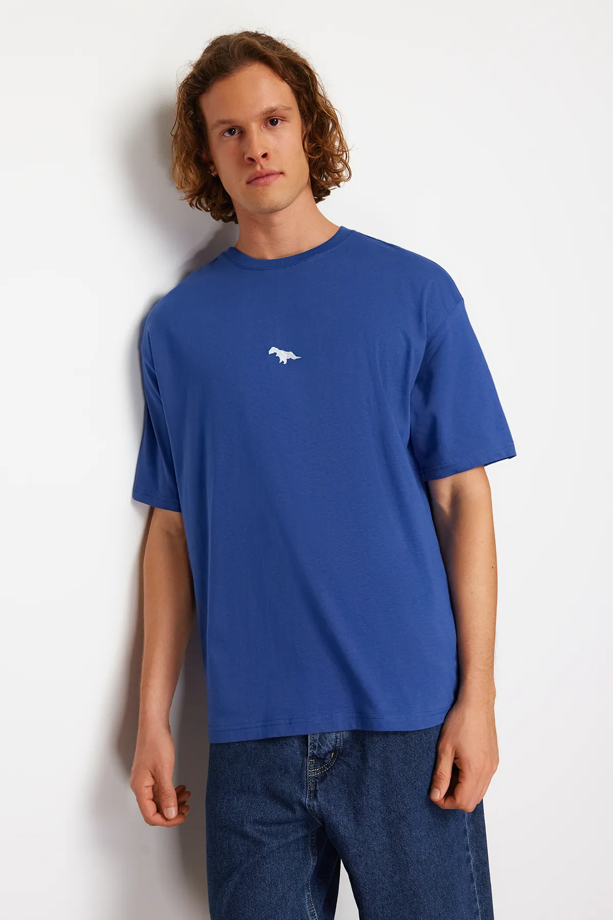 Trendyol Collection  Indigofarbenes, übergroßes/weit geschnittenes, kurzärmliges, mit Dinosauriern besticktes T-Shirt aus 100 % Baumwolle TMNSS23TS00243