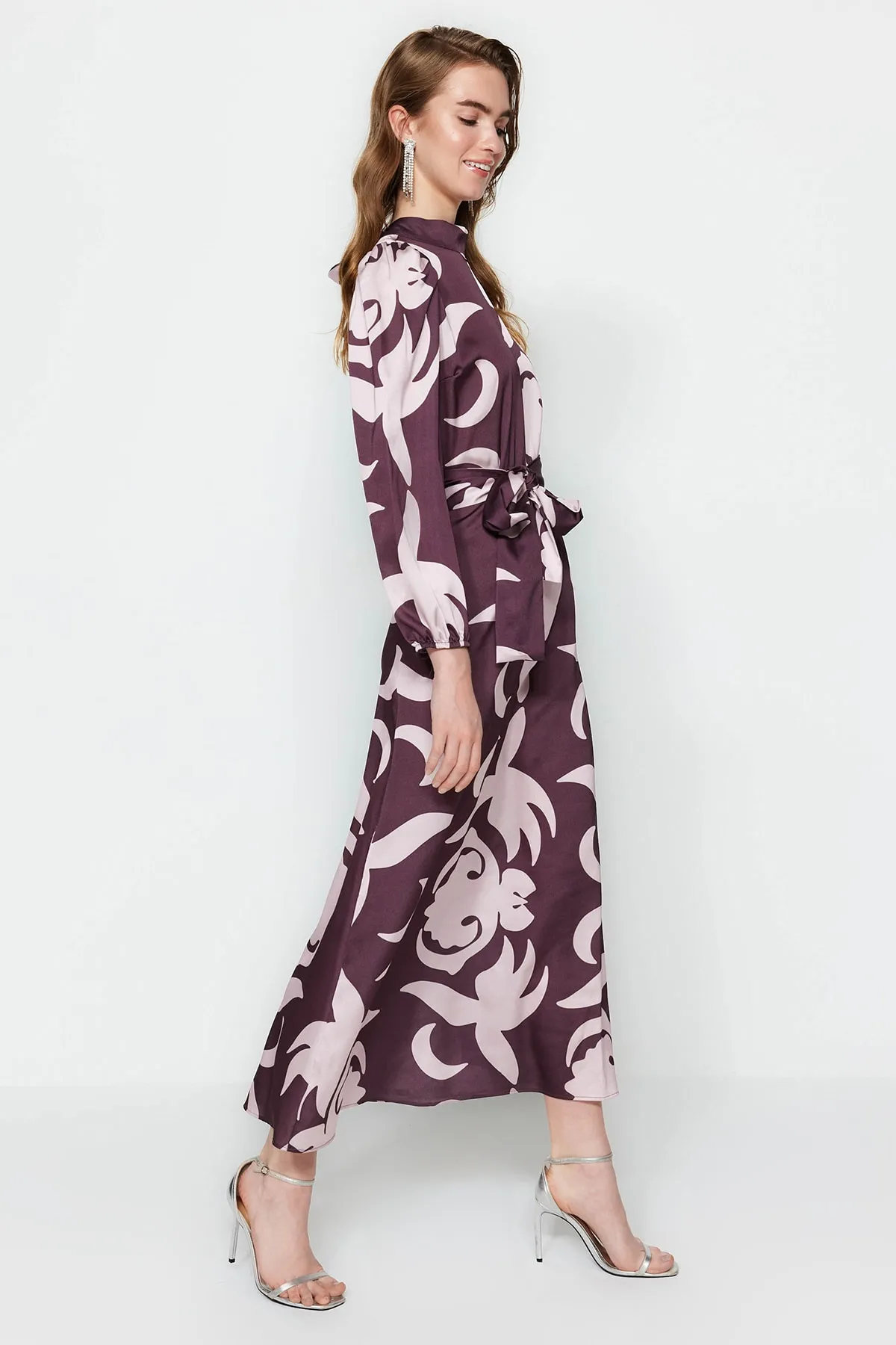 Trendyol Modest  Braunes Abendkleid mit Satin-Oberflächenmuster und Gürtel TCTSS23DB00030