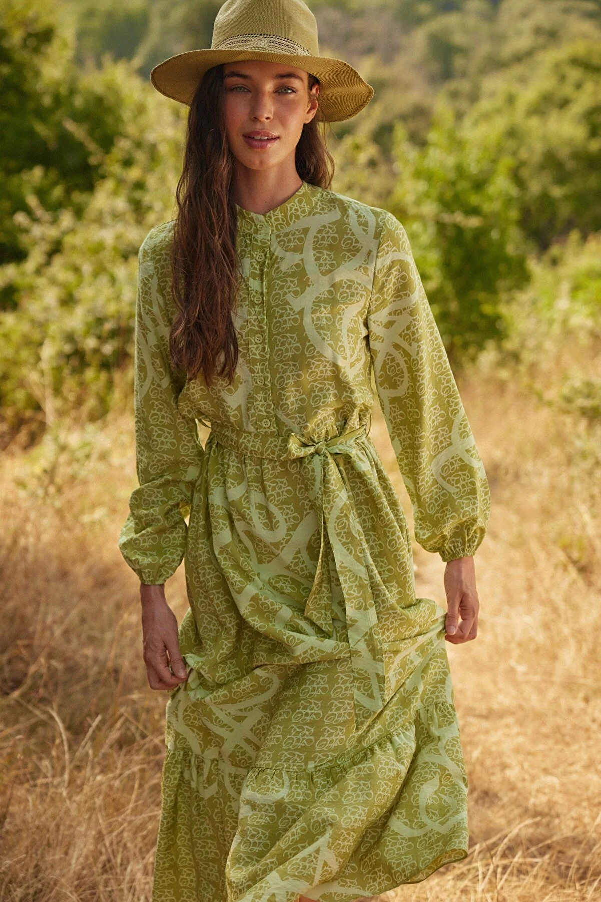 Trendyol Modest  Ölgrünes Kleid mit Gürtel, halber Knopfleiste, Rockspitze, Volant, gewebtem Muster TCTSS23EB00366