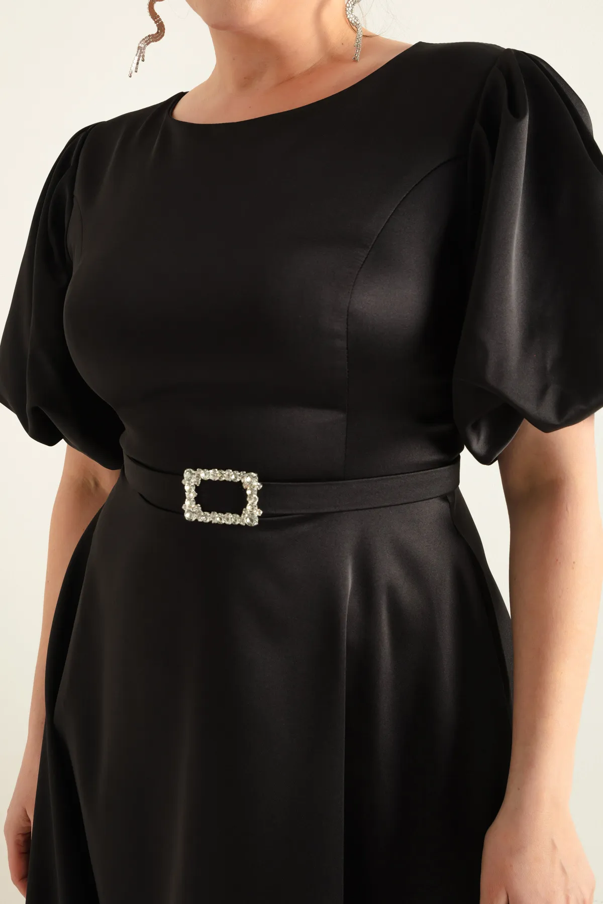Lafaba  Schwarzes Satin-Abendkleid mit Ballonärmeln und Gürtel in Übergröße für Damen