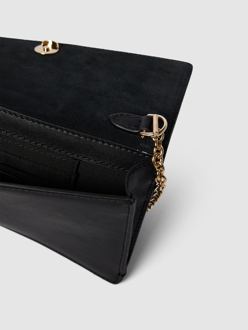 Clutch mit Label-Applikation in schwarz