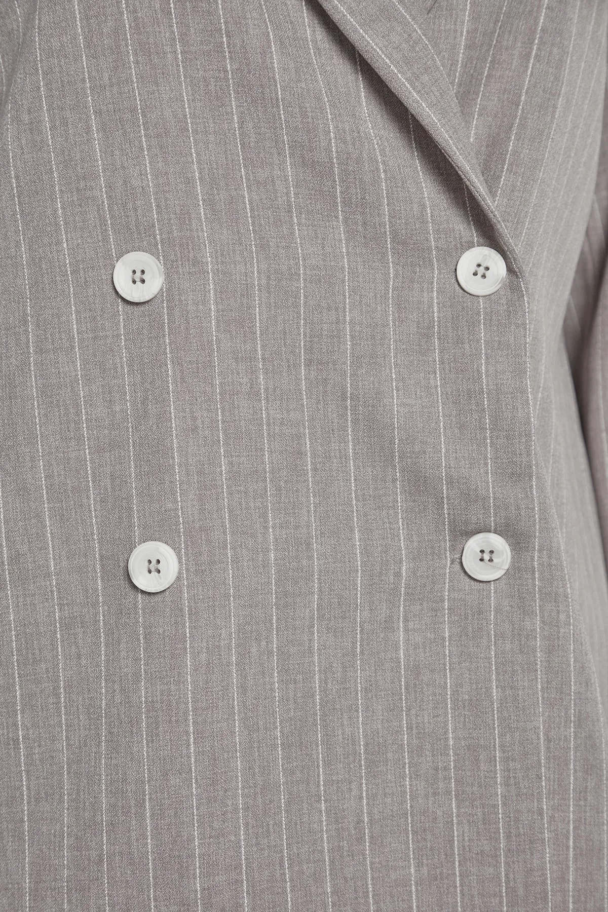 Trendyol Curve  Grau gestreifte, doppelt gewebte Jacke TBBAW24AG00001