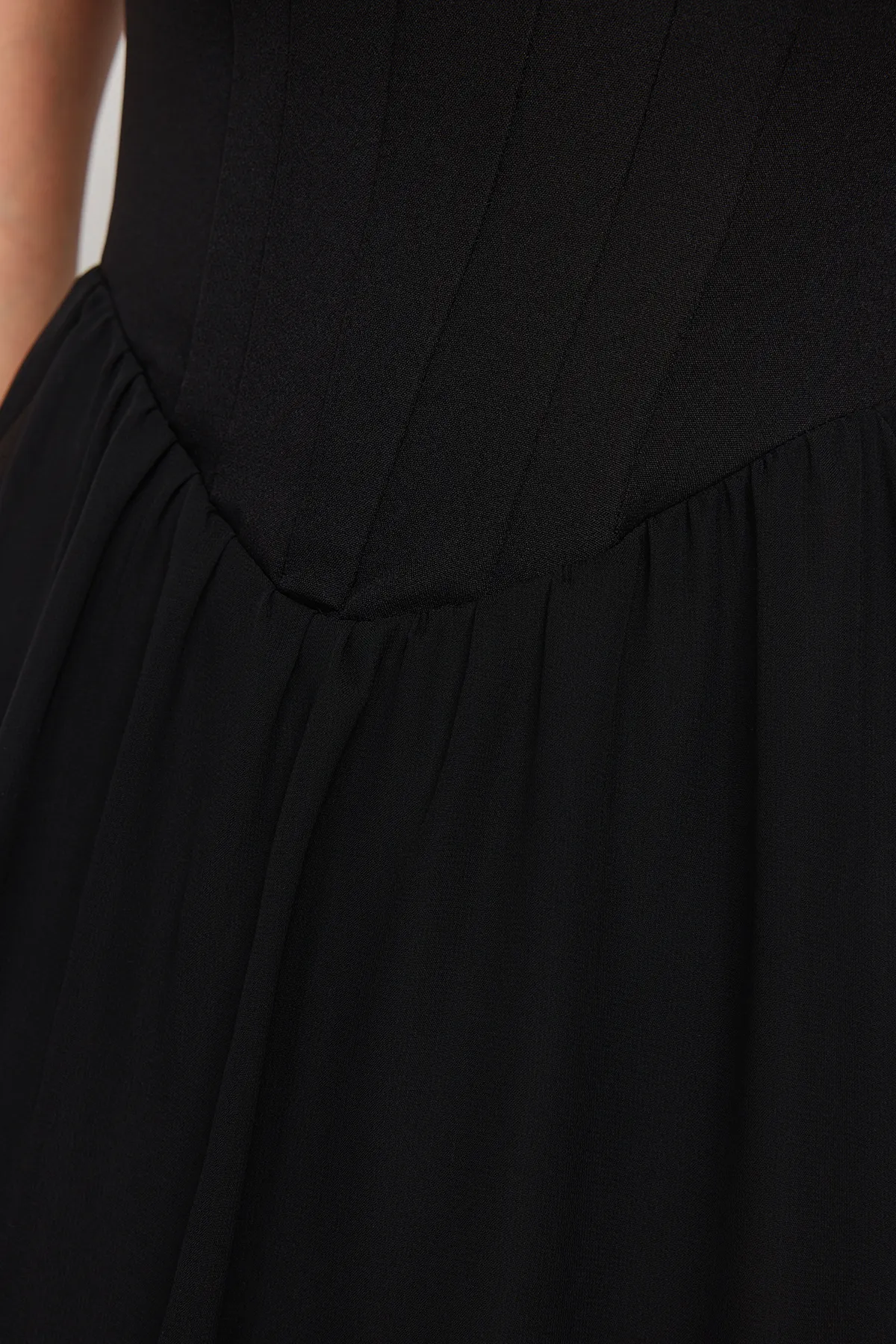 Trendyol Collection  Schwarzes, offenes Taillen-/Skater-gefüttertes Korsett, detailliertes, elegantes Abendkleid aus Tüll