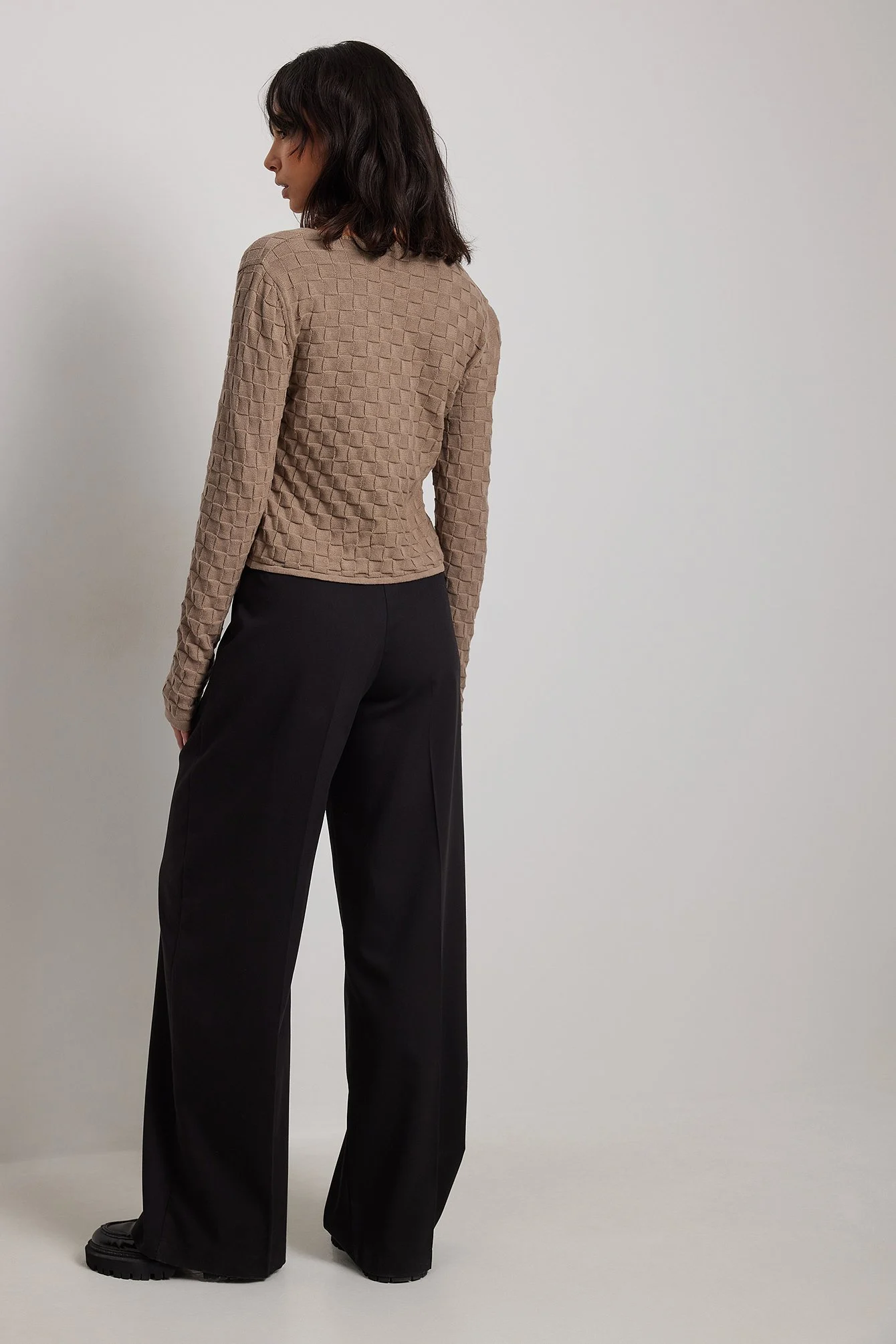 Quadratische Strickjacke mit Knotendetail