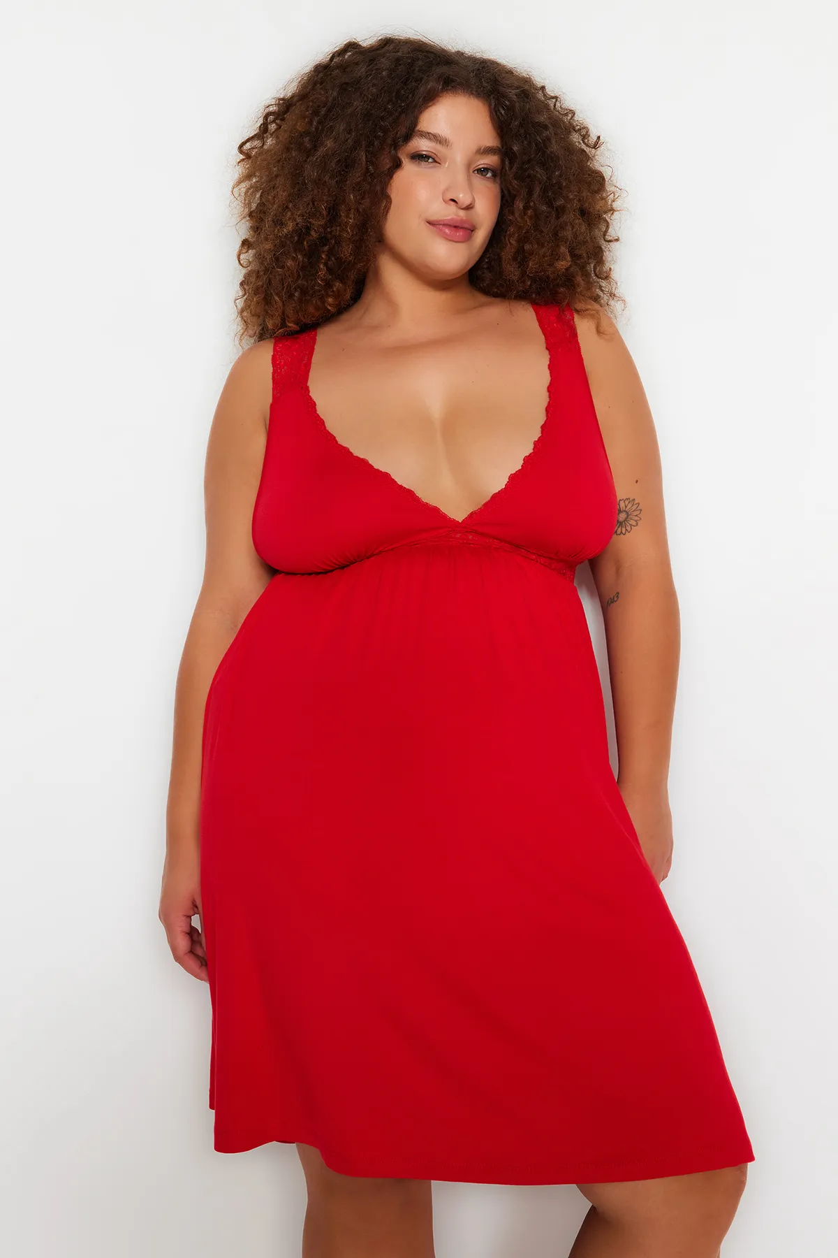 Trendyol Curve  Gestricktes Nachthemd mit roten Spitzendetails TBBAW23CH00000