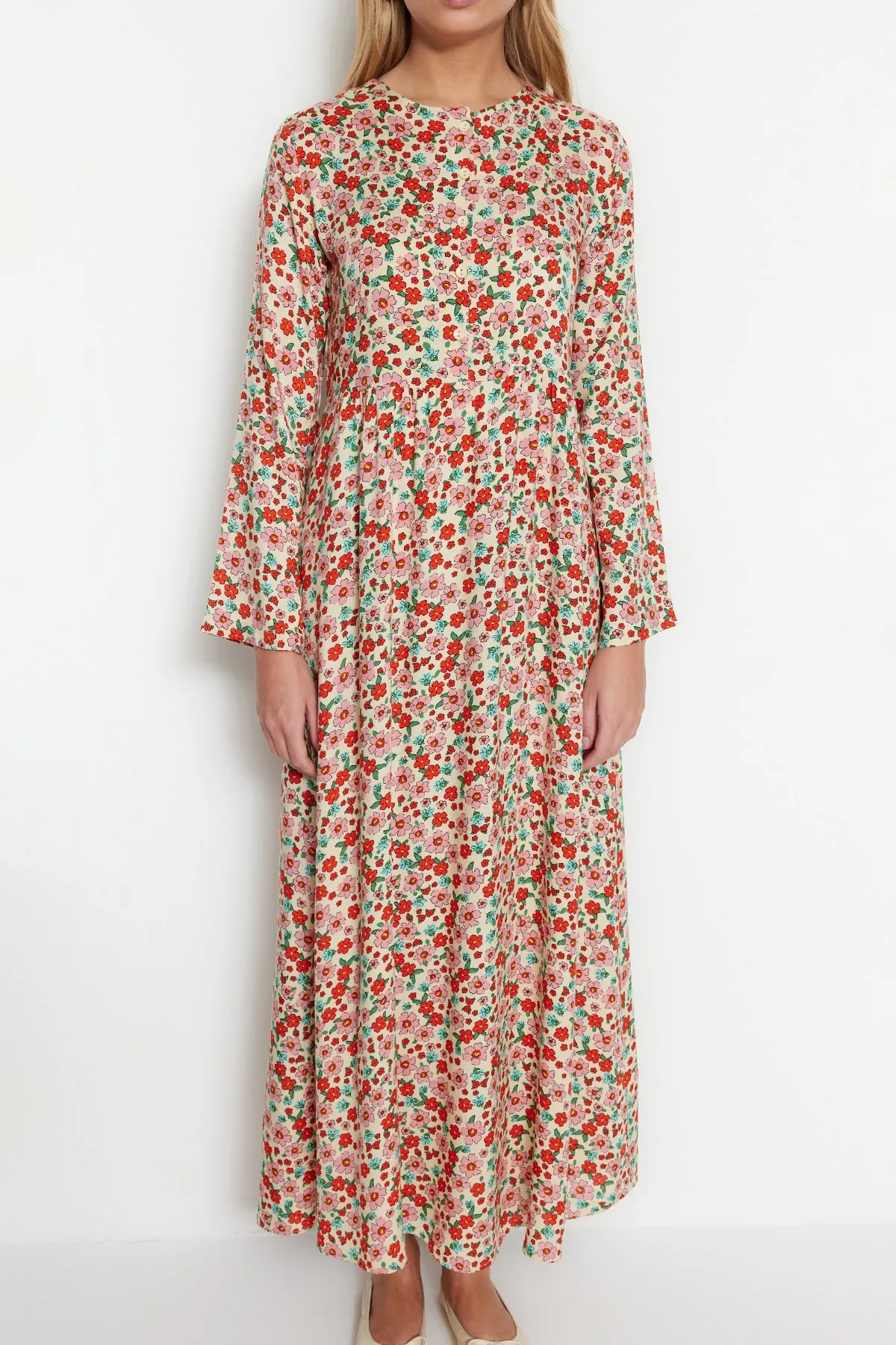 Trendyol Modest  Mehrfarbiges Kleid aus 100 % Viskosegewebe mit halber Knopfleiste und Blumendruck TCTSS23EB00298