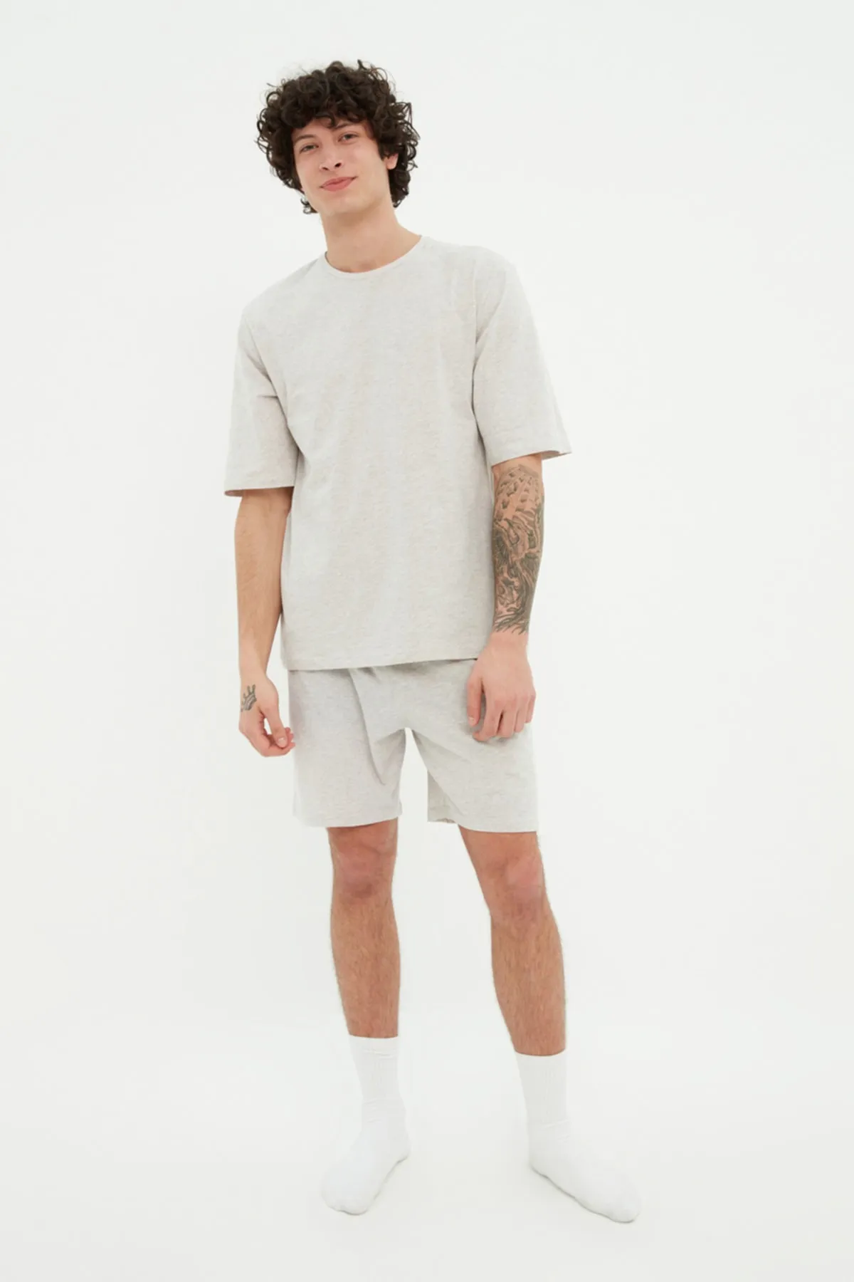 Trendyol Collection  Graues gestricktes Unisex-Pyjama-Set mit T-Shirt-Shorts und Slogan-Aufdruck aus 100 % Baumwolle THMSS22PT0694