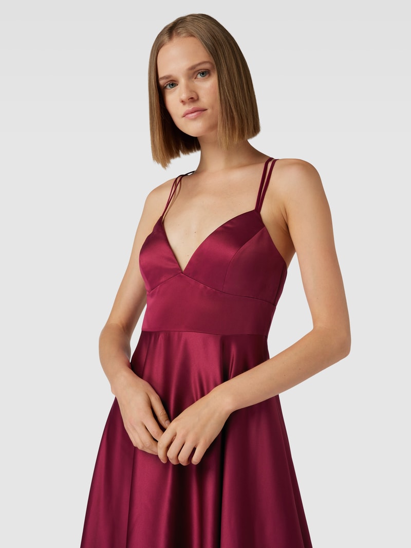 Abendkleid mit gekreuzten Spaghettiträgern in kirschrot