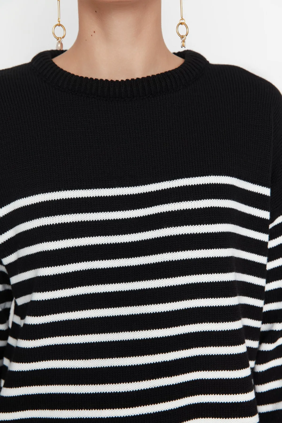 Trendyol Collection  Schwarzer, übergroßer, gestreifter Strickpullover TWOAW23KZ01031