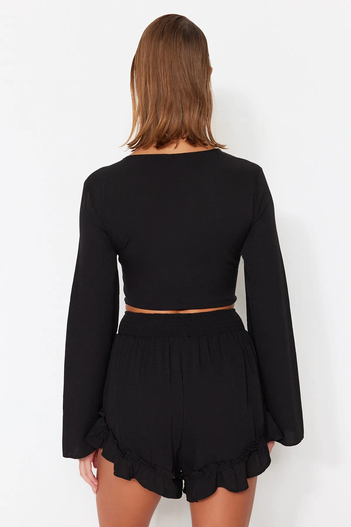 Trendyol Collection  Schwarzes Set aus gewebter Rüschenbluse und Shorts TBESS23AU00027
