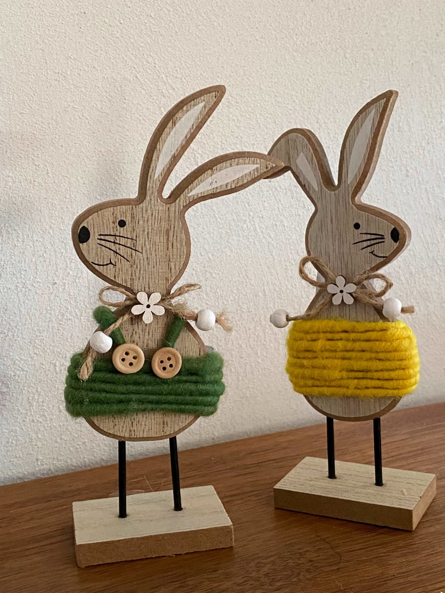 Holzaufsteller, Hase mit Stoffkordel, bunt, 1 St