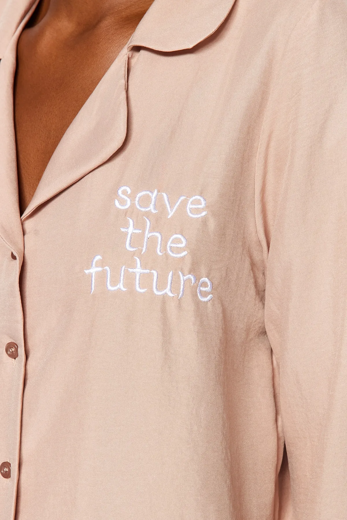 Trendyol Collection  Beige besticktes Pyjama-Set aus Hemd und Hose aus Webstoff THMAW24PT00000