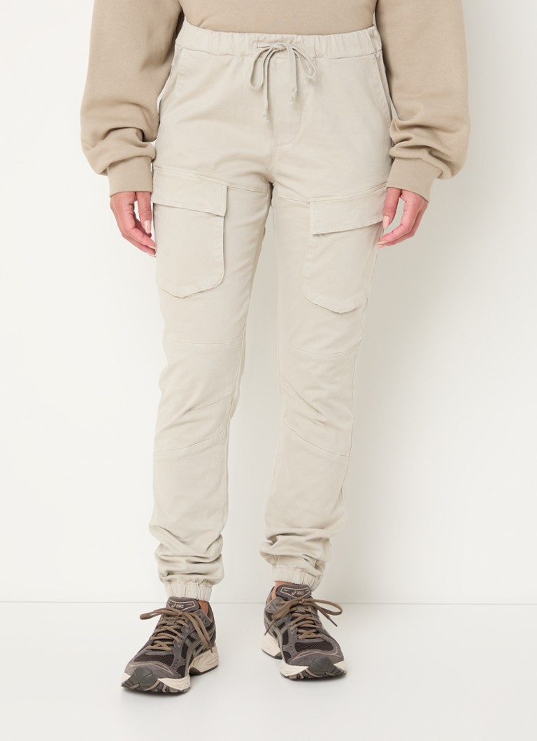 Pantalonii cargo Penn & Ink au o croială slim, talie înaltă și buzunare cu clapă.