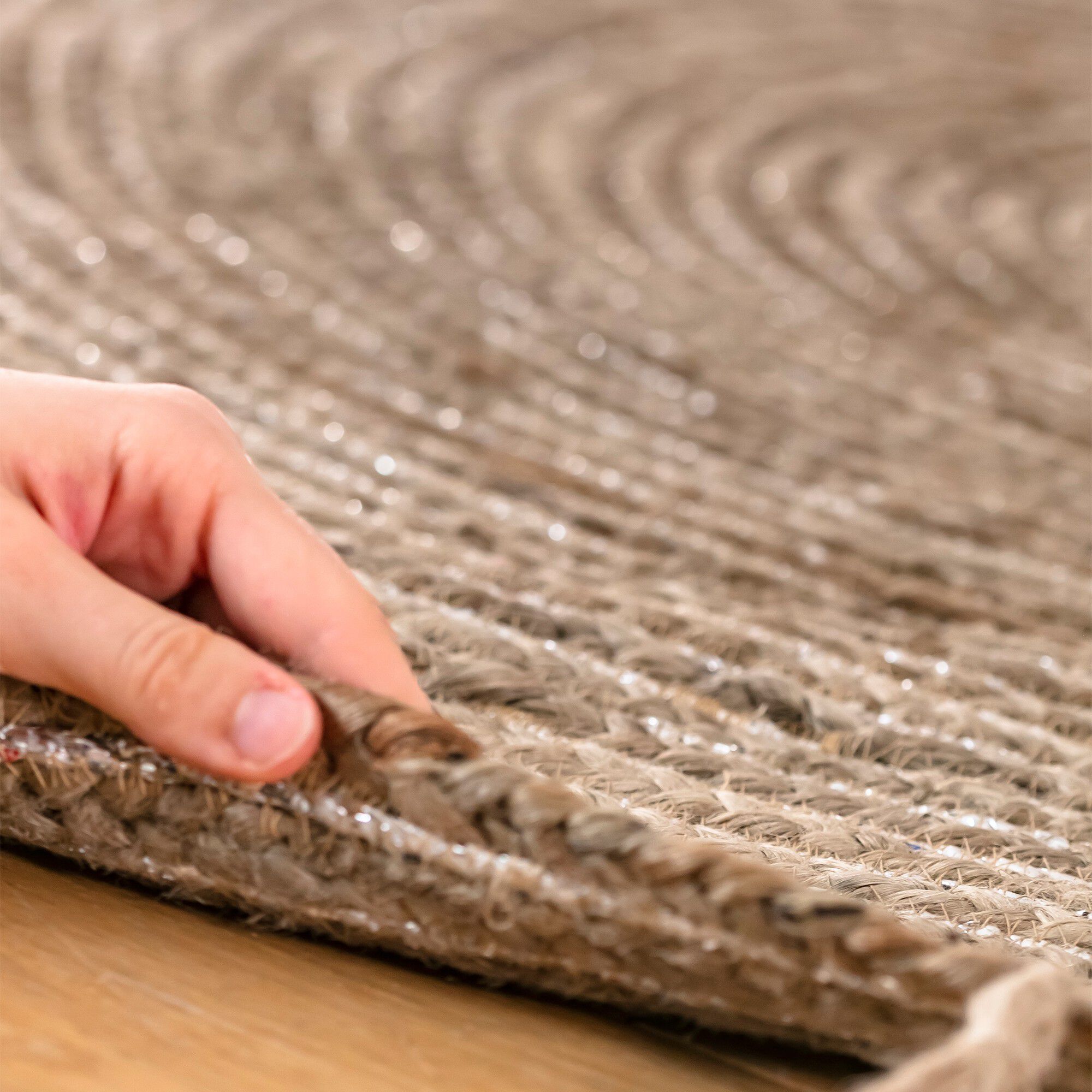Tapis rond en jute avec fil scintillant et pompons