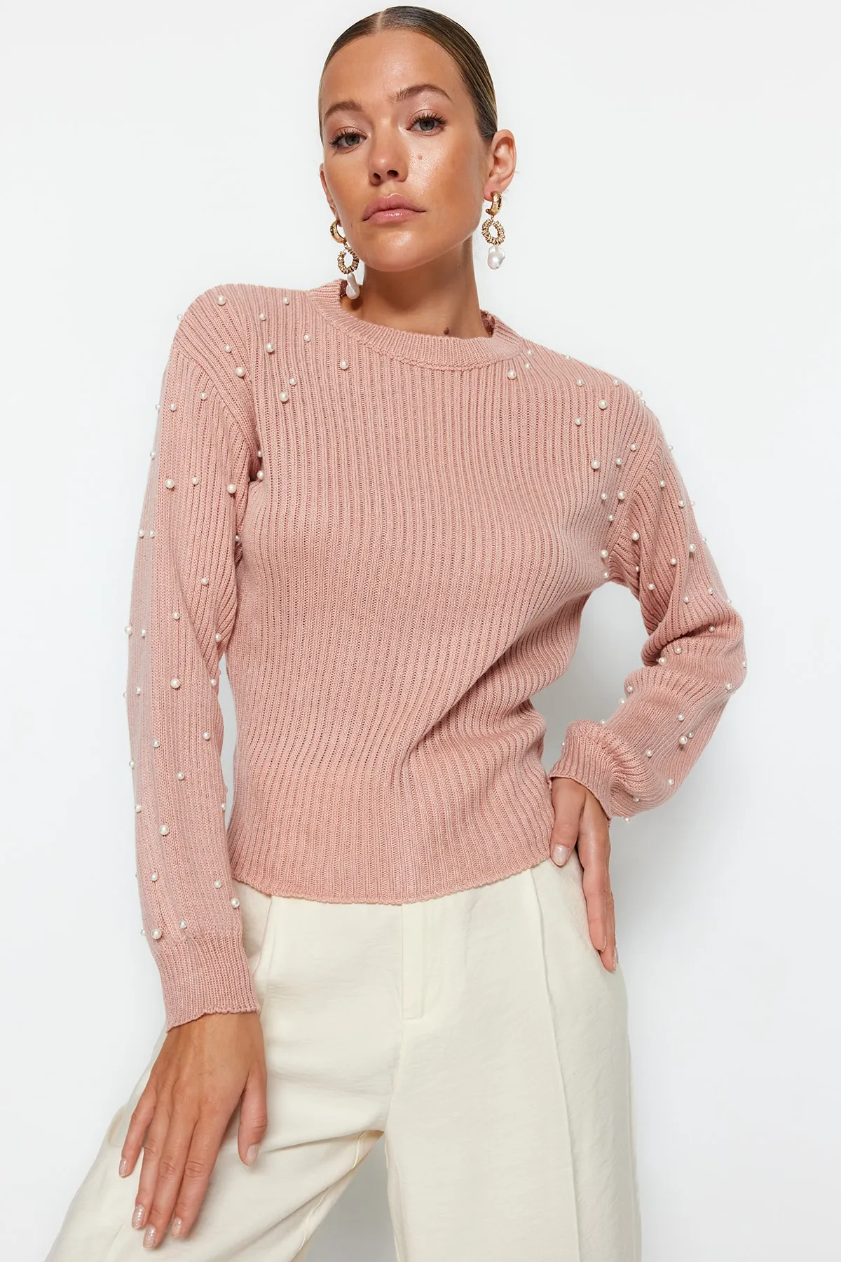 Trendyol Collection  Pullover mit Rundhalsausschnitt und Perlendetail in Puder TWOAW22KZ1493