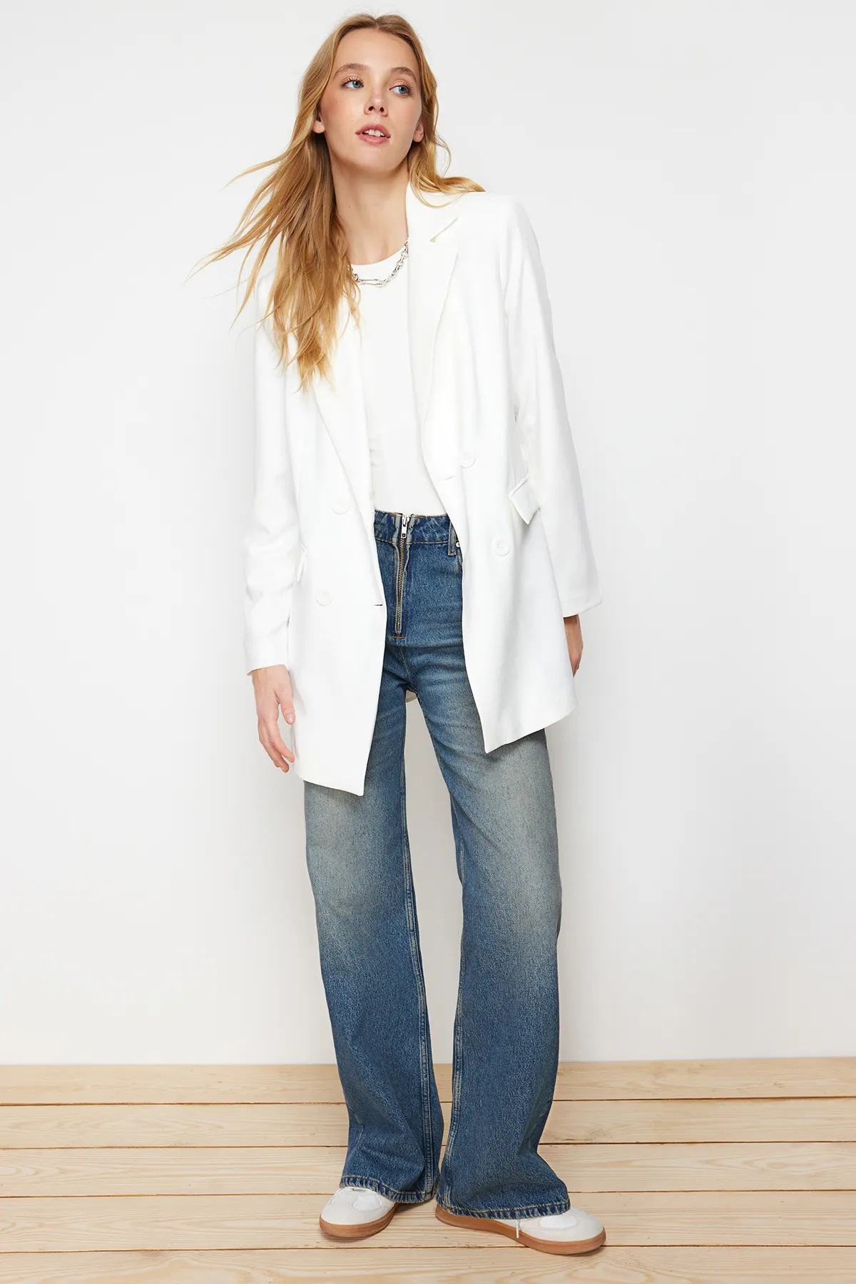 Trendyol Modest  Ecrufarbener Blazer aus Webstoff mit Doppelknöpfen und detailliertem Taschenfutter TCTSS22CE0250