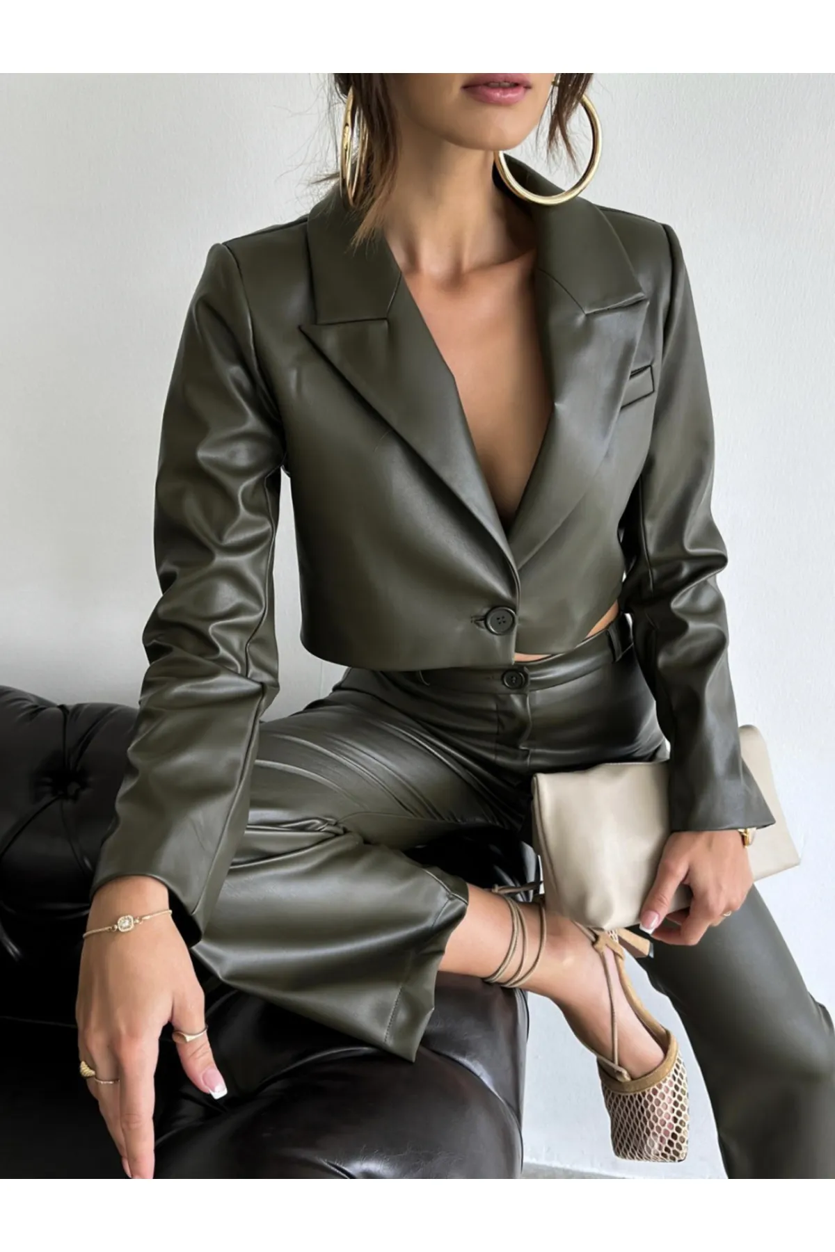 My Blog  Khakifarbenes, kurz geschnittenes Leder-Blazer-, Jacken- und Hose-Set mit einem Knopf