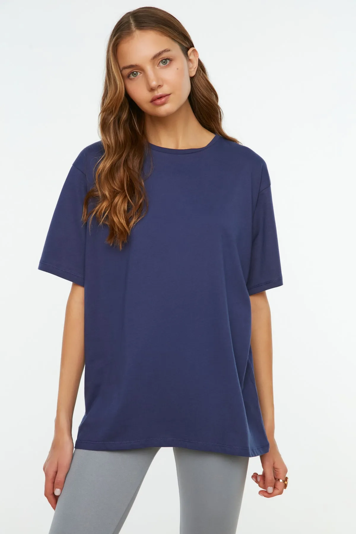 Trendyol Collection  Marineblaues Boyfriend-Strick-T-Shirt aus 100 % Baumwolle mit weitem Schnitt und Rundhalsausschnitt TWOSS20TS0134